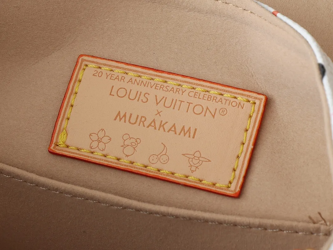 💰340💰Upgraded from the original M13081 M46836. This Venice backpack is made of coated canvas and depicts the Monogram pattern in the distinctive tones of Japanese artist Takashi Murakami, highlighting the agility of the Louis Vuitton x Murakami reissue series. Classic cowhide leather shapes the slim shoulder straps, and large buckles add a metallic sheen to the flap and outer pocket. Dimensions: 24.0 x 26.0 x 7.0 cm (length x height x width)