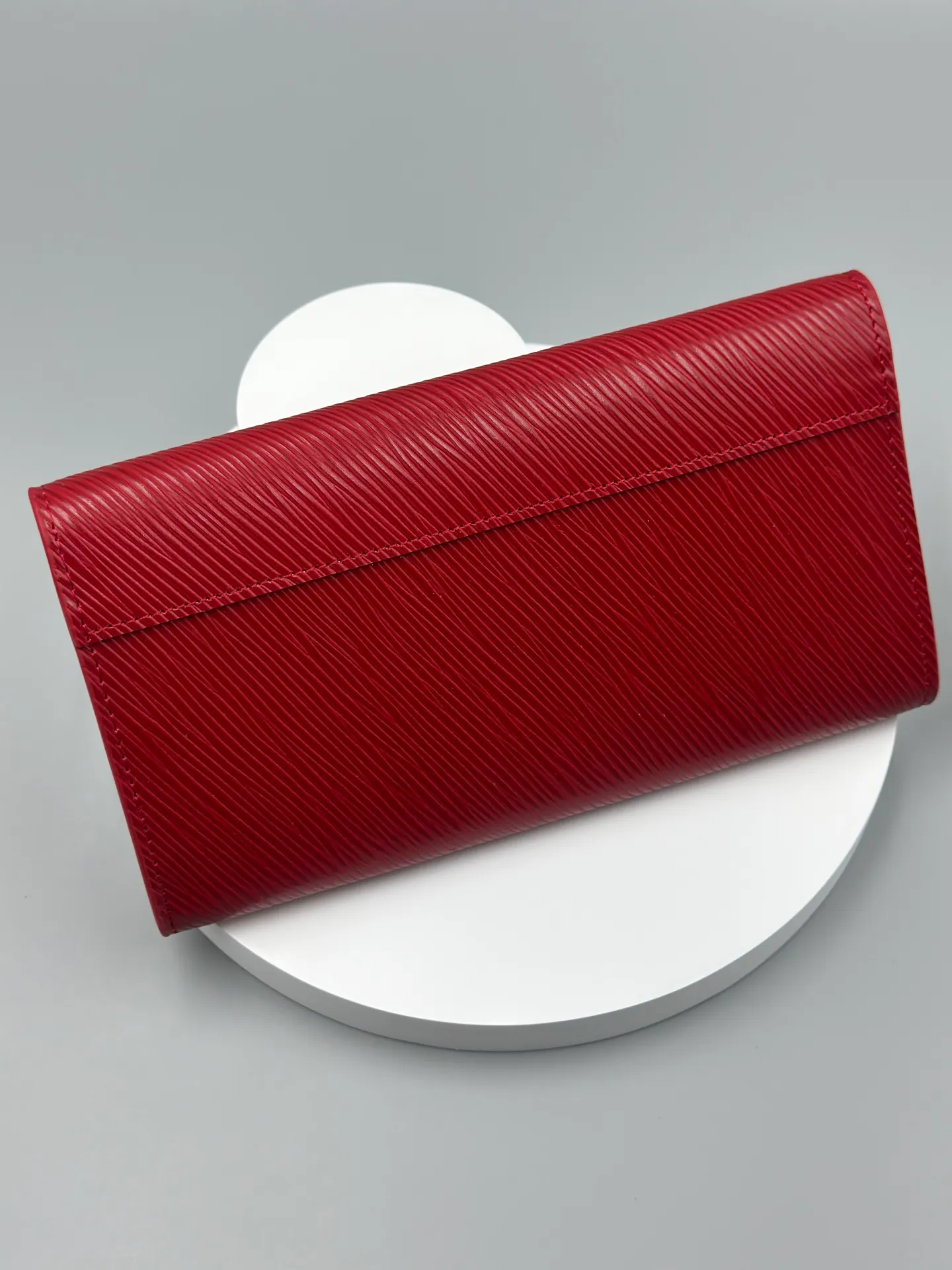 P160 M61179 is made of Epi leather, which combines smart and practical design with a high sense of fashion to create a unique style. The LV Twist wallet adopts a twist lock design, turning the L into a V by crossing your fingers. The multiple pocket design makes this wallet both playful and practical. Dimensions: 19.0x 10.5x 2.5 cm,