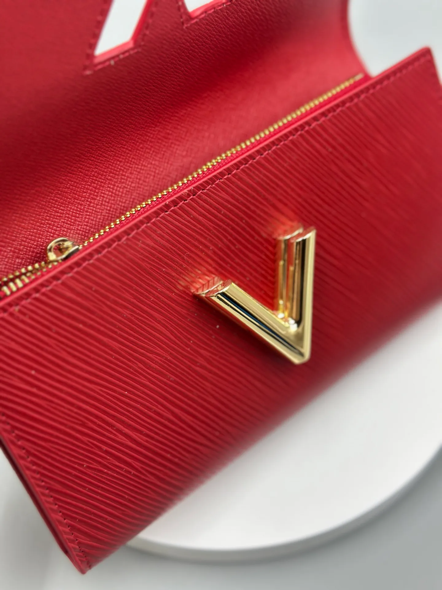 P160 M61179 is made of Epi leather, which combines smart and practical design with a high sense of fashion to create a unique style. The LV Twist wallet adopts a twist lock design, turning the L into a V by crossing your fingers. The multiple pocket design makes this wallet both playful and practical. Dimensions: 19.0x 10.5x 2.5 cm,