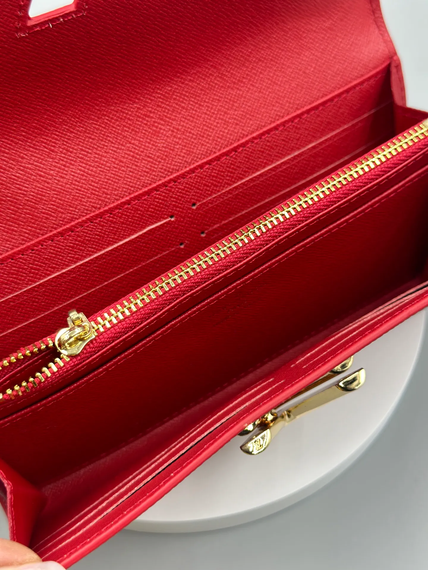 P160 M61179 is made of Epi leather, which combines smart and practical design with a high sense of fashion to create a unique style. The LV Twist wallet adopts a twist lock design, turning the L into a V by crossing your fingers. The multiple pocket design makes this wallet both playful and practical. Dimensions: 19.0x 10.5x 2.5 cm,
