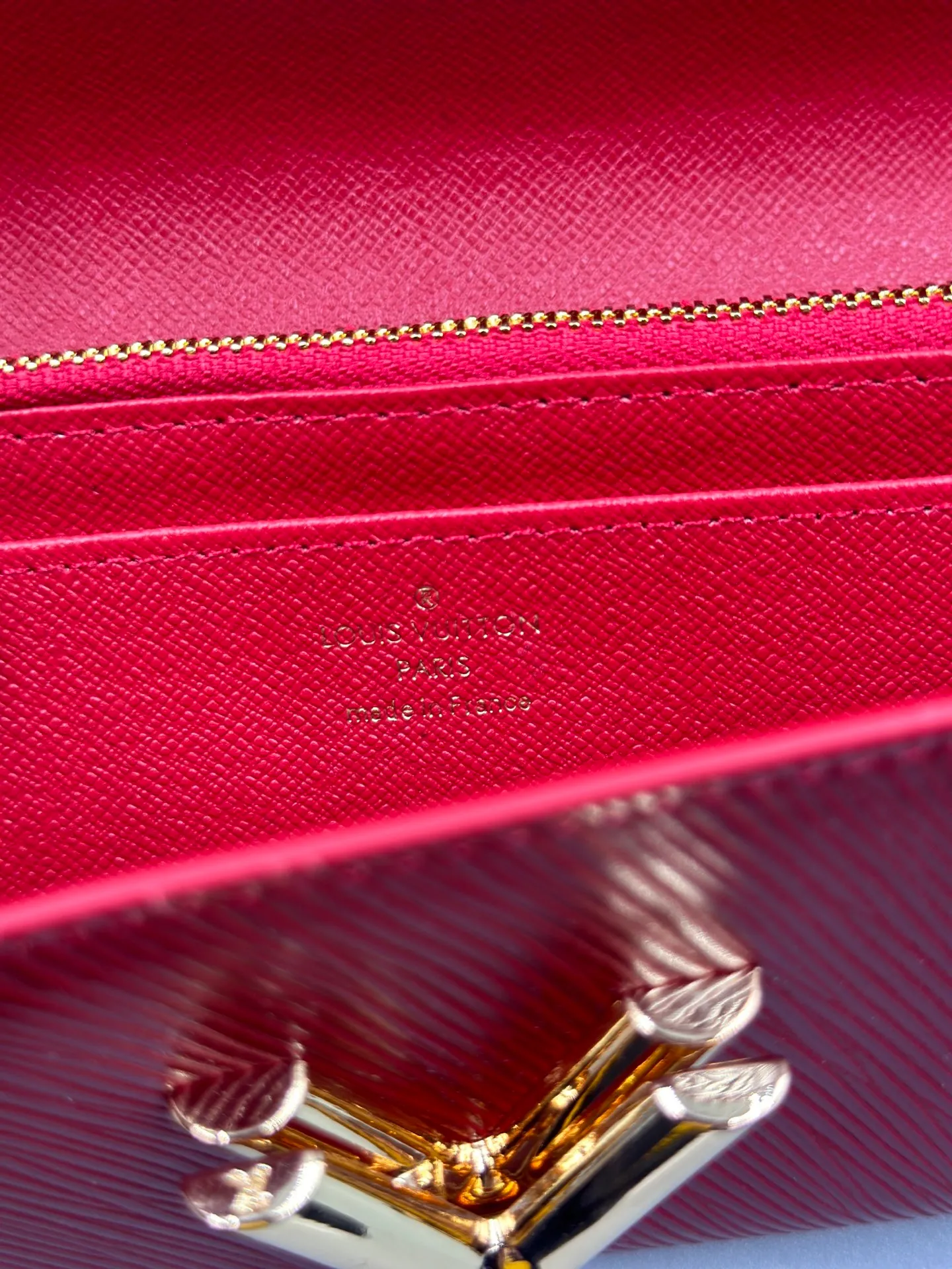 P160 M61179 is made of Epi leather, which combines smart and practical design with a high sense of fashion to create a unique style. The LV Twist wallet adopts a twist lock design, turning the L into a V by crossing your fingers. The multiple pocket design makes this wallet both playful and practical. Dimensions: 19.0x 10.5x 2.5 cm,