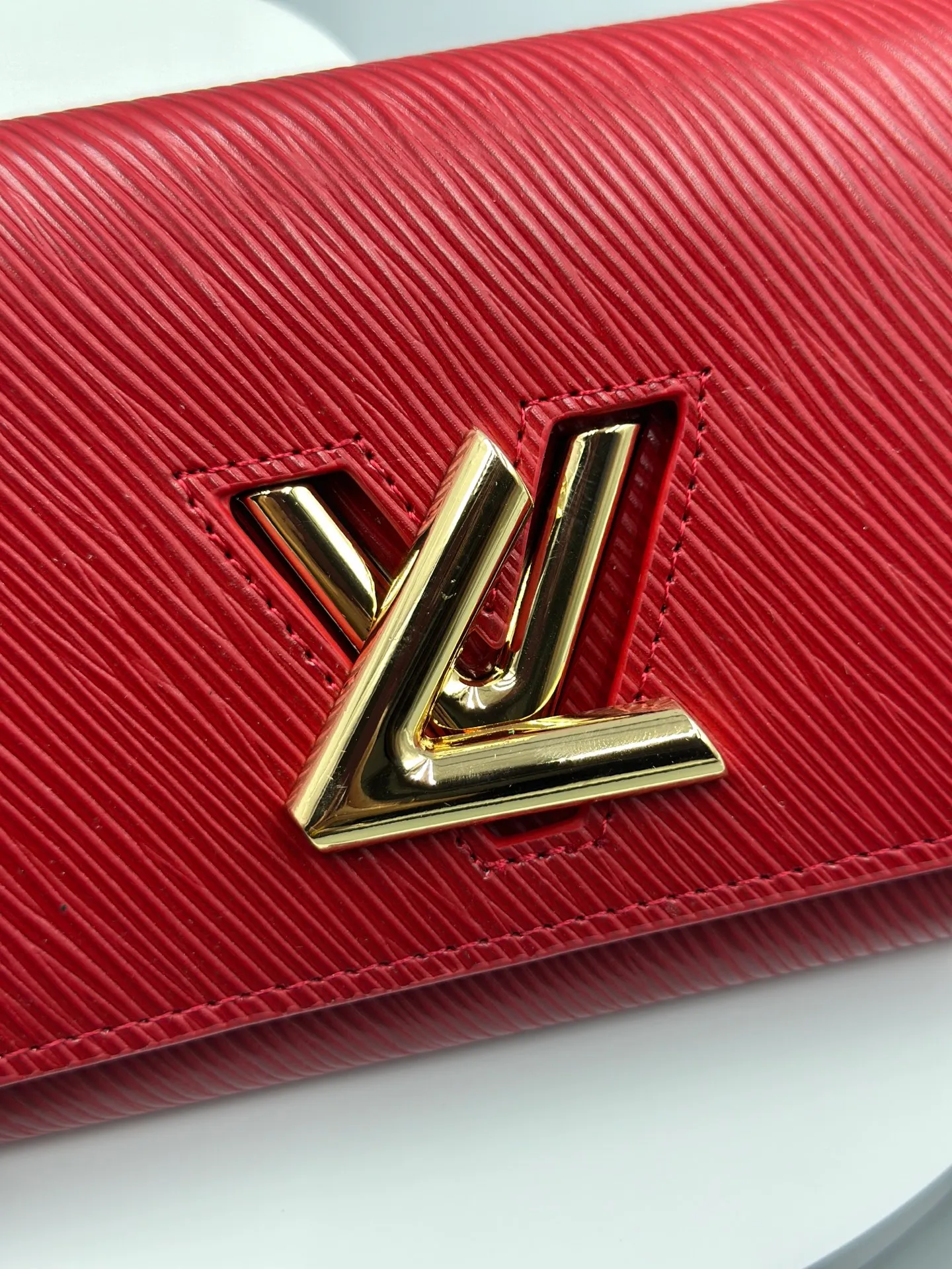 P160 M61179 is made of Epi leather, which combines smart and practical design with a high sense of fashion to create a unique style. The LV Twist wallet adopts a twist lock design, turning the L into a V by crossing your fingers. The multiple pocket design makes this wallet both playful and practical. Dimensions: 19.0x 10.5x 2.5 cm,