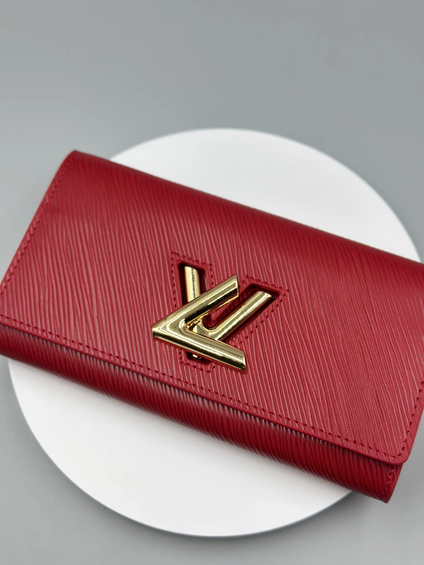P160 M61179 is made of Epi leather, which combines smart and practical design with a high sense of fashion to create a unique style. The LV Twist wallet adopts a twist lock design, turning the L into a V by crossing your fingers. The multiple pocket design makes this wallet both playful and practical. Dimensions: 19.0x 10.5x 2.5 cm,