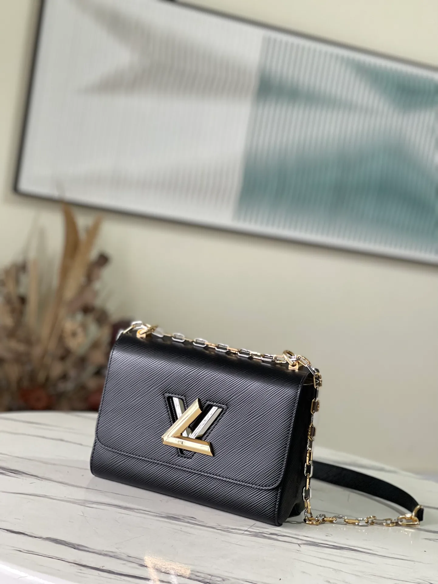 💰1160 (top-grain leather) Top-quality original M21025 black This medium-sized Twist handbag is made of Epi grain leather, with the enamel Monogram flower lightly suspended from a faceted chain. Use the hook and loop skillfully to explore various carrying methods including hand carry, elbow shoulder, long and short shoulder carry, and cross-body carry. You can also remove the chain and use the leather shoulder strap to carry it over your shoulder. Dimensions: 23 x 17 x 9.5 cm
