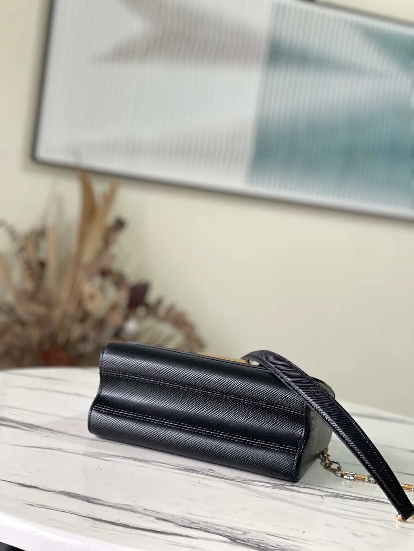 💰1160 (top-grain leather) Top-quality original M21025 black This medium-sized Twist handbag is made of Epi grain leather, with the enamel Monogram flower lightly suspended from a faceted chain. Use the hook and loop skillfully to explore various carrying methods including hand carry, elbow shoulder, long and short shoulder carry, and cross-body carry. You can also remove the chain and use the leather shoulder strap to carry it over your shoulder. Dimensions: 23 x 17 x 9.5 cm