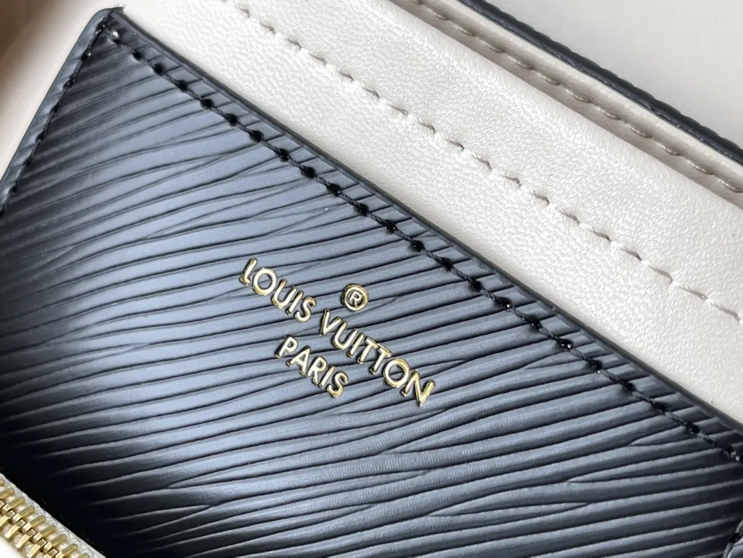 💰1160 (top-grain leather) Top-quality original M21025 black This medium-sized Twist handbag is made of Epi grain leather, with the enamel Monogram flower lightly suspended from a faceted chain. Use the hook and loop skillfully to explore various carrying methods including hand carry, elbow shoulder, long and short shoulder carry, and cross-body carry. You can also remove the chain and use the leather shoulder strap to carry it over your shoulder. Dimensions: 23 x 17 x 9.5 cm