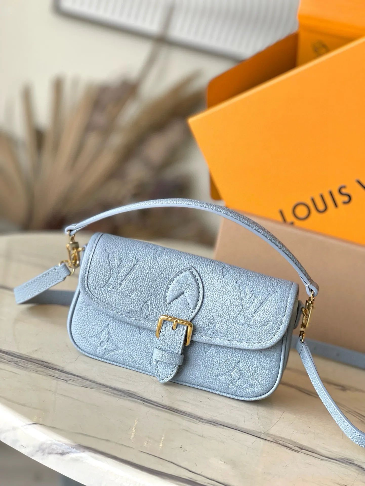 💰820 (top layer leather) top original single M83592 blue This Nano Diane handbag condenses the classic configuration of the Diane handbag, rendering dual-tone Monogram Empreinte leather. The rounded flap, sophisticated piping and belt-style magnetic closure showcase the original's signature details, while the detachable handle and removable and adjustable shoulder strap allow for a variety of carrying options. Size: 19×10.5×6cm