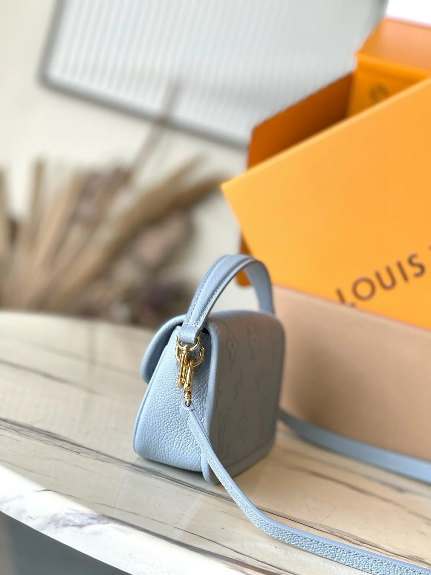 💰820 (top layer leather) top original single M83592 blue This Nano Diane handbag condenses the classic configuration of the Diane handbag, rendering dual-tone Monogram Empreinte leather. The rounded flap, sophisticated piping and belt-style magnetic closure showcase the original's signature details, while the detachable handle and removable and adjustable shoulder strap allow for a variety of carrying options. Size: 19×10.5×6cm