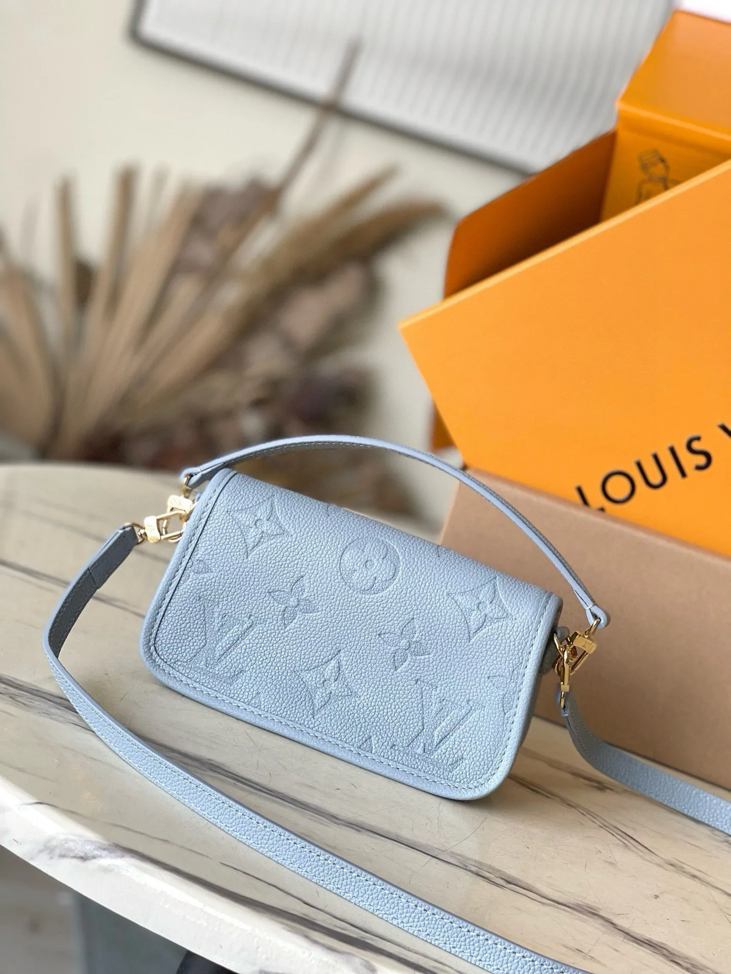 💰820 (top layer leather) top original single M83592 blue This Nano Diane handbag condenses the classic configuration of the Diane handbag, rendering dual-tone Monogram Empreinte leather. The rounded flap, sophisticated piping and belt-style magnetic closure showcase the original's signature details, while the detachable handle and removable and adjustable shoulder strap allow for a variety of carrying options. Size: 19×10.5×6cm