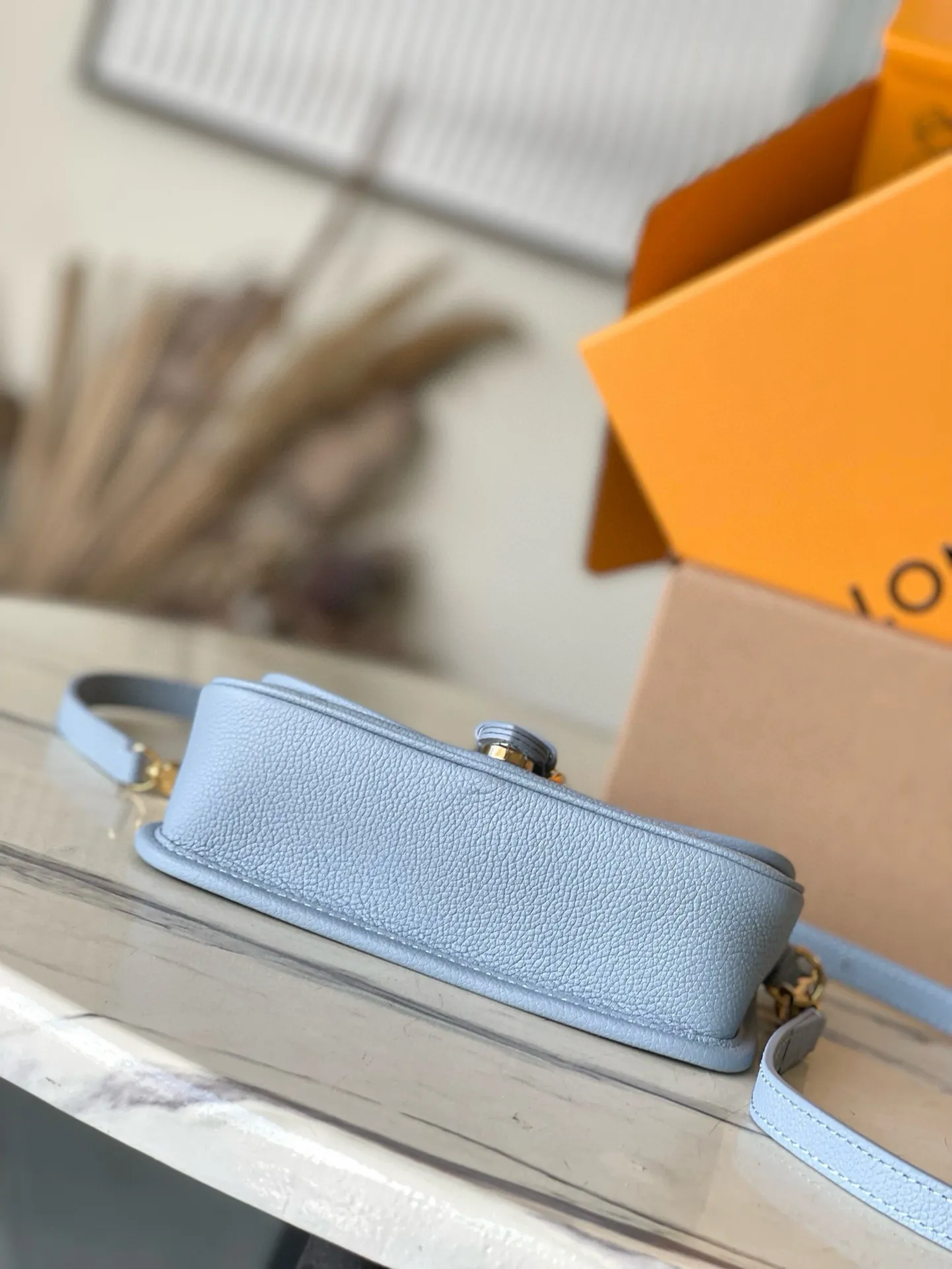 💰820 (top layer leather) top original single M83592 blue This Nano Diane handbag condenses the classic configuration of the Diane handbag, rendering dual-tone Monogram Empreinte leather. The rounded flap, sophisticated piping and belt-style magnetic closure showcase the original's signature details, while the detachable handle and removable and adjustable shoulder strap allow for a variety of carrying options. Size: 19×10.5×6cm