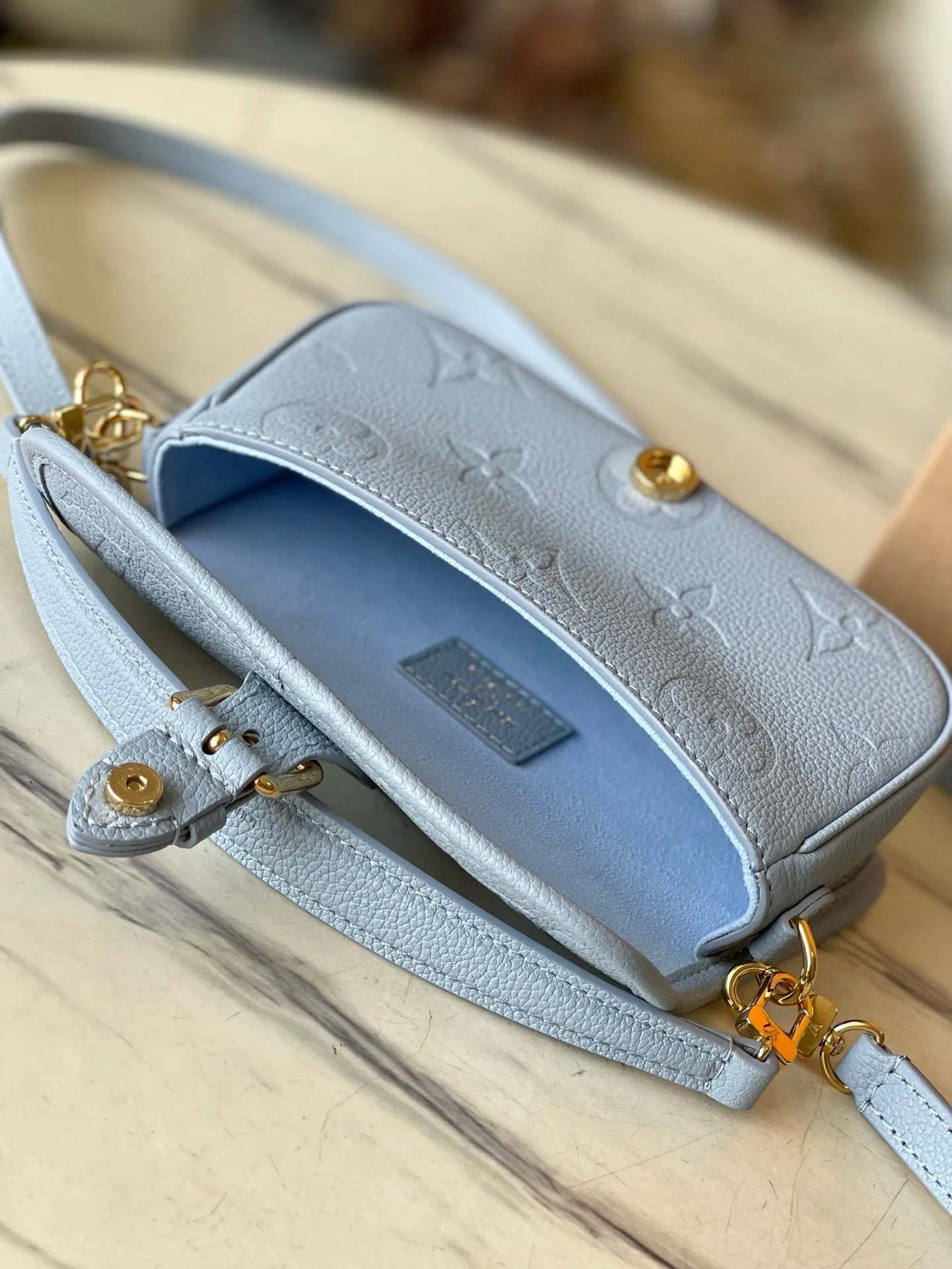 💰820 (top layer leather) top original single M83592 blue This Nano Diane handbag condenses the classic configuration of the Diane handbag, rendering dual-tone Monogram Empreinte leather. The rounded flap, sophisticated piping and belt-style magnetic closure showcase the original's signature details, while the detachable handle and removable and adjustable shoulder strap allow for a variety of carrying options. Size: 19×10.5×6cm