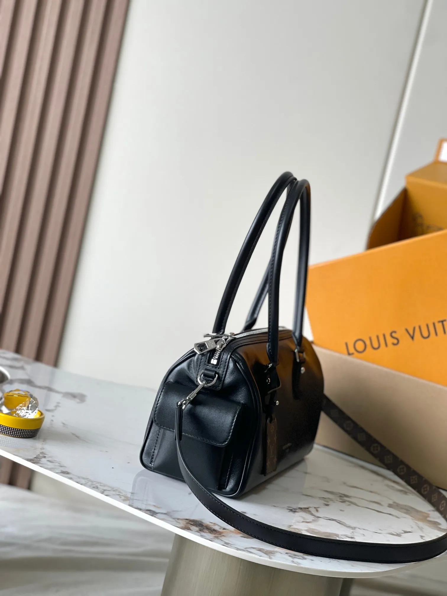 p2300 [Special grade MB original leather] This Speedy Cargo handbag Model: M12934 black 163C chip version Material: A-grade all-steel hardware, imported original cowhide Packaging: Full set of original duty-free MB packaging Dimensions: 28 x 17 x 12 cm