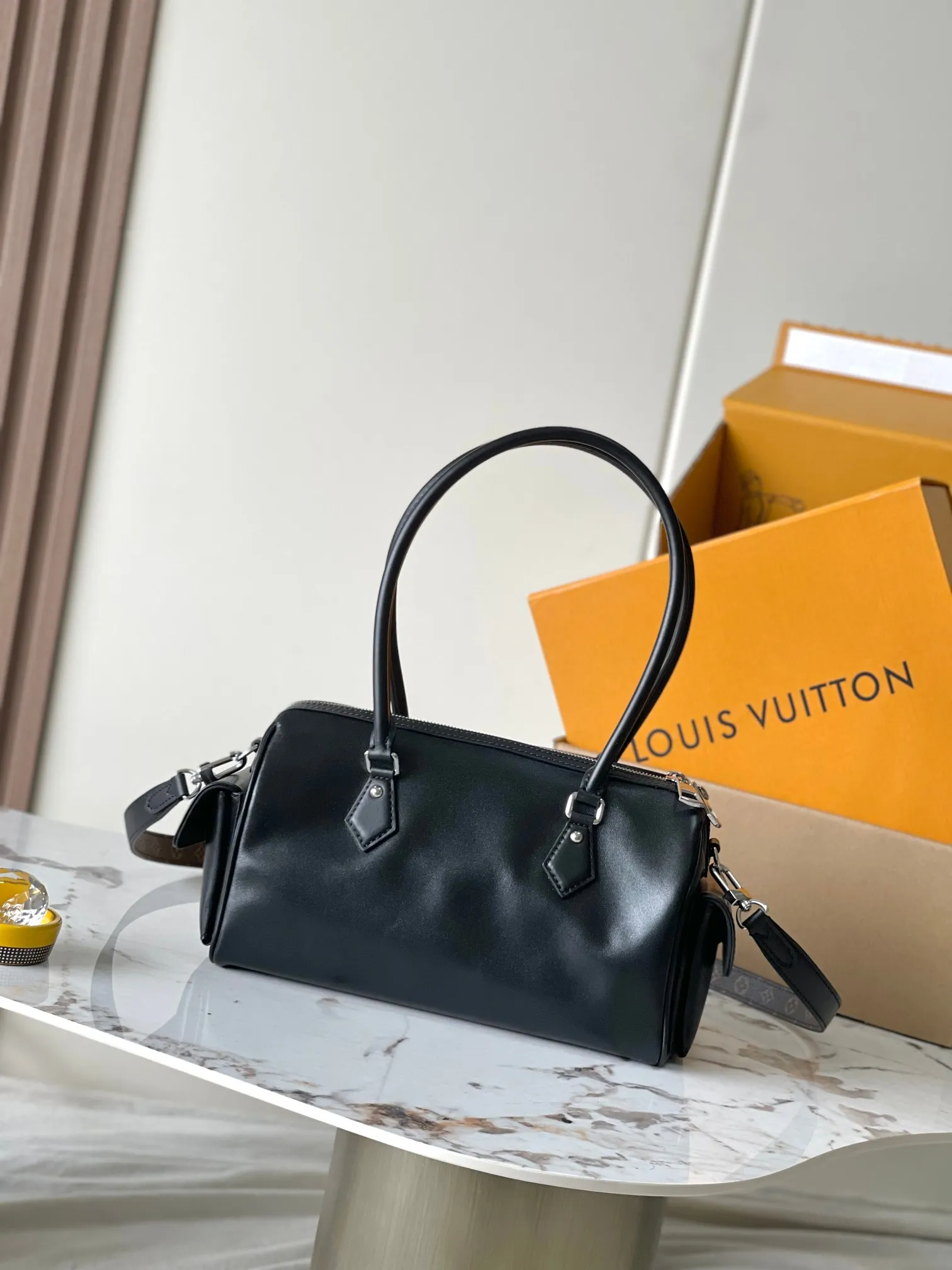 p2300 [Special grade MB original leather] This Speedy Cargo handbag Model: M12934 black 163C chip version Material: A-grade all-steel hardware, imported original cowhide Packaging: Full set of original duty-free MB packaging Dimensions: 28 x 17 x 12 cm
