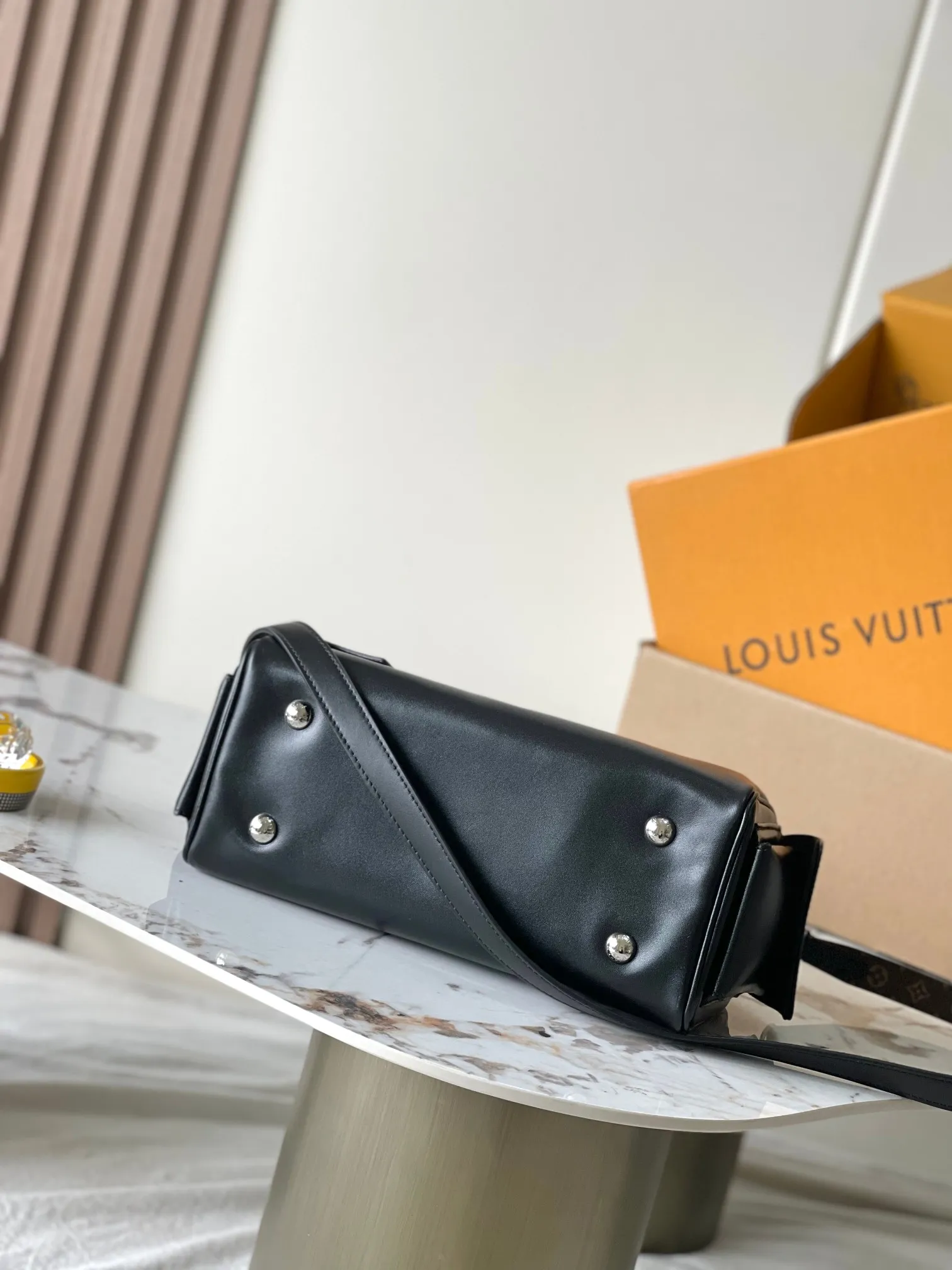 p2300 [Special grade MB original leather] This Speedy Cargo handbag Model: M12934 black 163C chip version Material: A-grade all-steel hardware, imported original cowhide Packaging: Full set of original duty-free MB packaging Dimensions: 28 x 17 x 12 cm