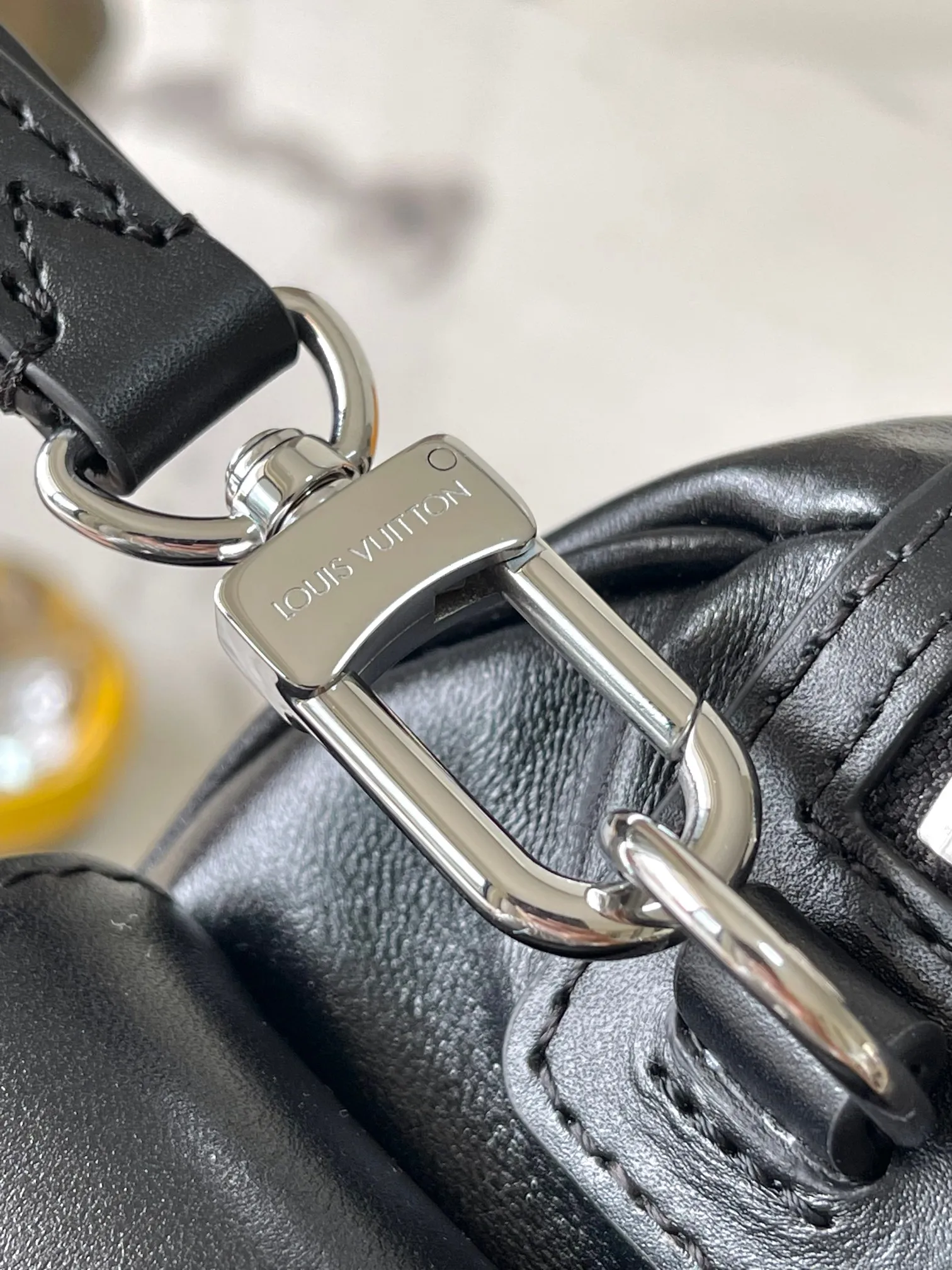 p2300 [Special grade MB original leather] This Speedy Cargo handbag Model: M12934 black 163C chip version Material: A-grade all-steel hardware, imported original cowhide Packaging: Full set of original duty-free MB packaging Dimensions: 28 x 17 x 12 cm