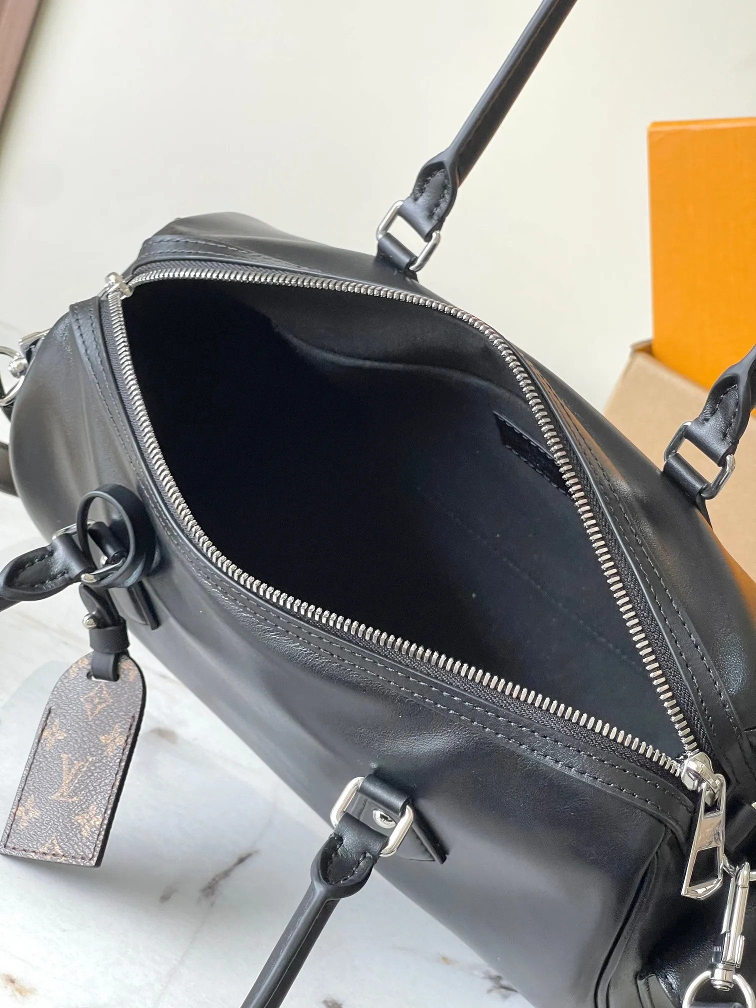 p2300 [Special grade MB original leather] This Speedy Cargo handbag Model: M12934 black 163C chip version Material: A-grade all-steel hardware, imported original cowhide Packaging: Full set of original duty-free MB packaging Dimensions: 28 x 17 x 12 cm