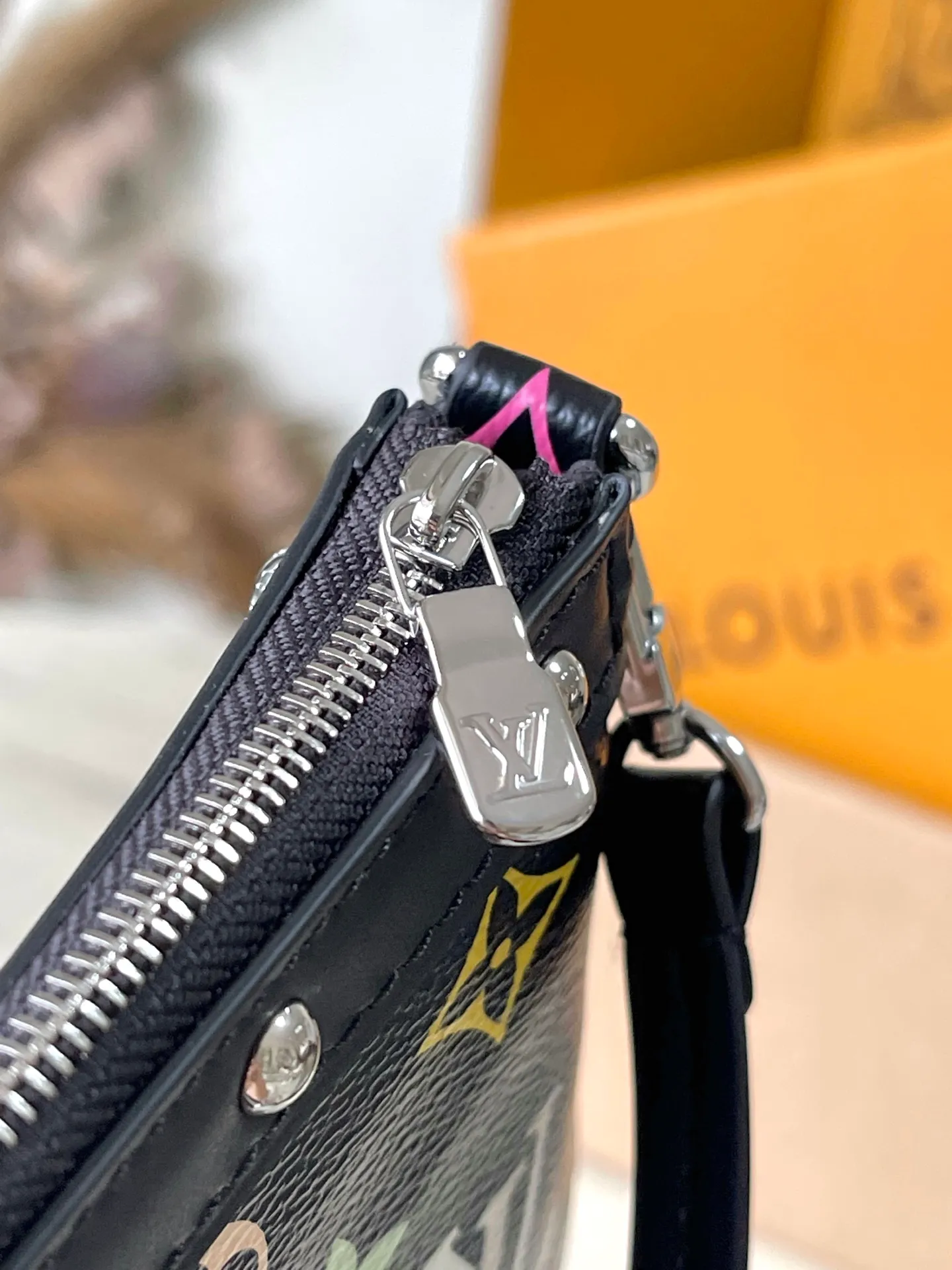 💰880 Top Original Order M13663 Black Color This Pochette Accessoires handbag is made of coated canvas and uses colorful Monogram patterns to interpret the smart style of the Louis Vuitton x Murakami cross-border collaboration series. Calf leather trim and dazzling hardware add to the sophisticated details, while the detachable shoulder strap and chain allow for flexible carry. 13 x 4 x 22 cm (height x width x length)