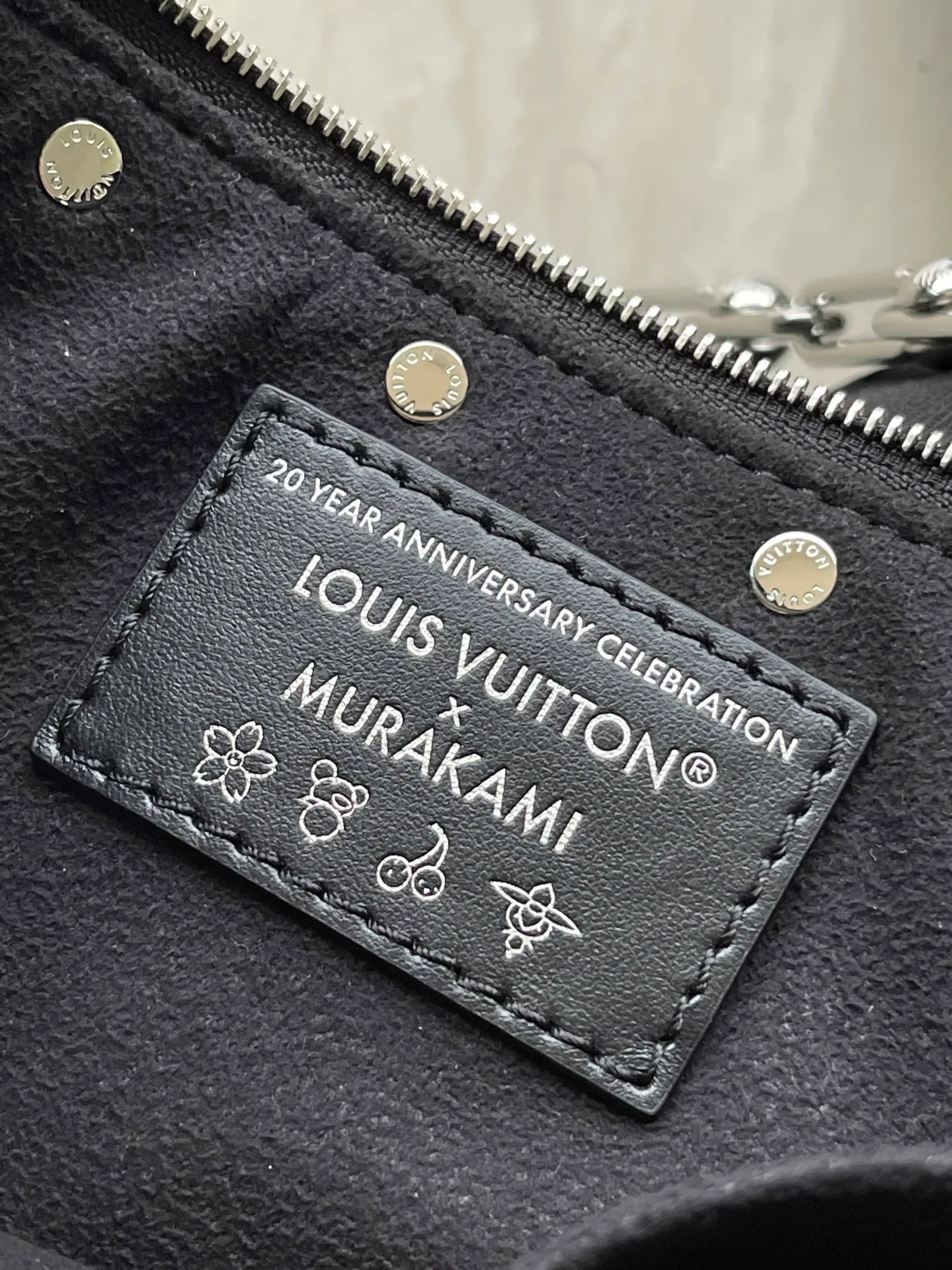 💰880 Top Original Order M13663 Black Color This Pochette Accessoires handbag is made of coated canvas and uses colorful Monogram patterns to interpret the smart style of the Louis Vuitton x Murakami cross-border collaboration series. Calf leather trim and dazzling hardware add to the sophisticated details, while the detachable shoulder strap and chain allow for flexible carry. 13 x 4 x 22 cm (height x width x length)