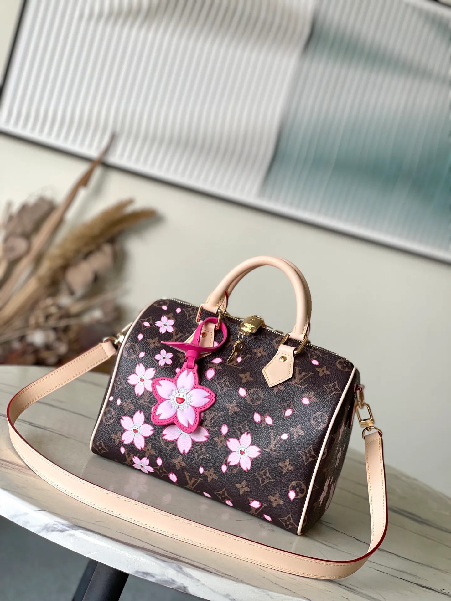 💰1000 Top Original Order M14174 This Speedy Bandouliere 25 handbag comes from the Louis Vuitton×Takashi Murakami replica series. The brand's classic Monogram coating is integrated into Takashi Murakami's clever Cherry Blossom pattern, and the same elements are continued into the removable bag decoration. Toron handles constructed of cow leather and a removable leather shoulder strap, double zippers and padlock keep personal belongings safe and secure. Dimensions: 25 × 19 × 15 cm