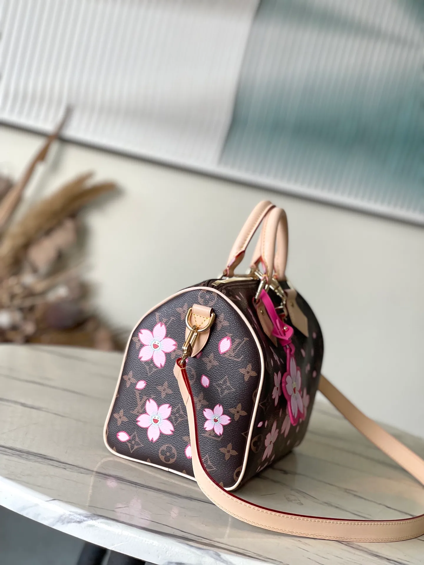 💰1000 Top Original Order M14174 This Speedy Bandouliere 25 handbag comes from the Louis Vuitton×Takashi Murakami replica series. The brand's classic Monogram coating is integrated into Takashi Murakami's clever Cherry Blossom pattern, and the same elements are continued into the removable bag decoration. Toron handles constructed of cow leather and a removable leather shoulder strap, double zippers and padlock keep personal belongings safe and secure. Dimensions: 25 × 19 × 15 cm