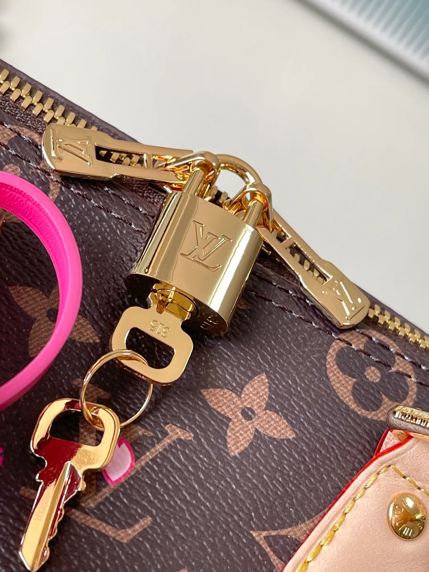 💰1000 Top Original Order M14174 This Speedy Bandouliere 25 handbag comes from the Louis Vuitton×Takashi Murakami replica series. The brand's classic Monogram coating is integrated into Takashi Murakami's clever Cherry Blossom pattern, and the same elements are continued into the removable bag decoration. Toron handles constructed of cow leather and a removable leather shoulder strap, double zippers and padlock keep personal belongings safe and secure. Dimensions: 25 × 19 × 15 cm
