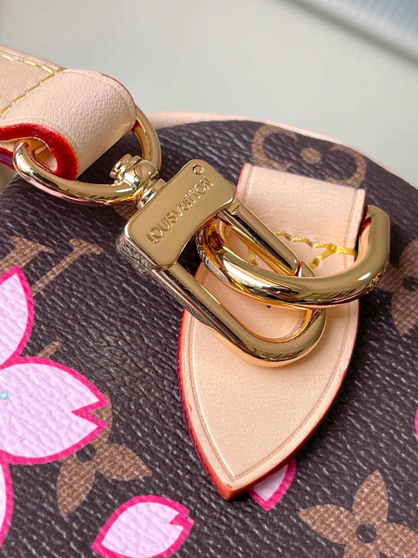 💰1000 Top Original Order M14174 This Speedy Bandouliere 25 handbag comes from the Louis Vuitton×Takashi Murakami replica series. The brand's classic Monogram coating is integrated into Takashi Murakami's clever Cherry Blossom pattern, and the same elements are continued into the removable bag decoration. Toron handles constructed of cow leather and a removable leather shoulder strap, double zippers and padlock keep personal belongings safe and secure. Dimensions: 25 × 19 × 15 cm