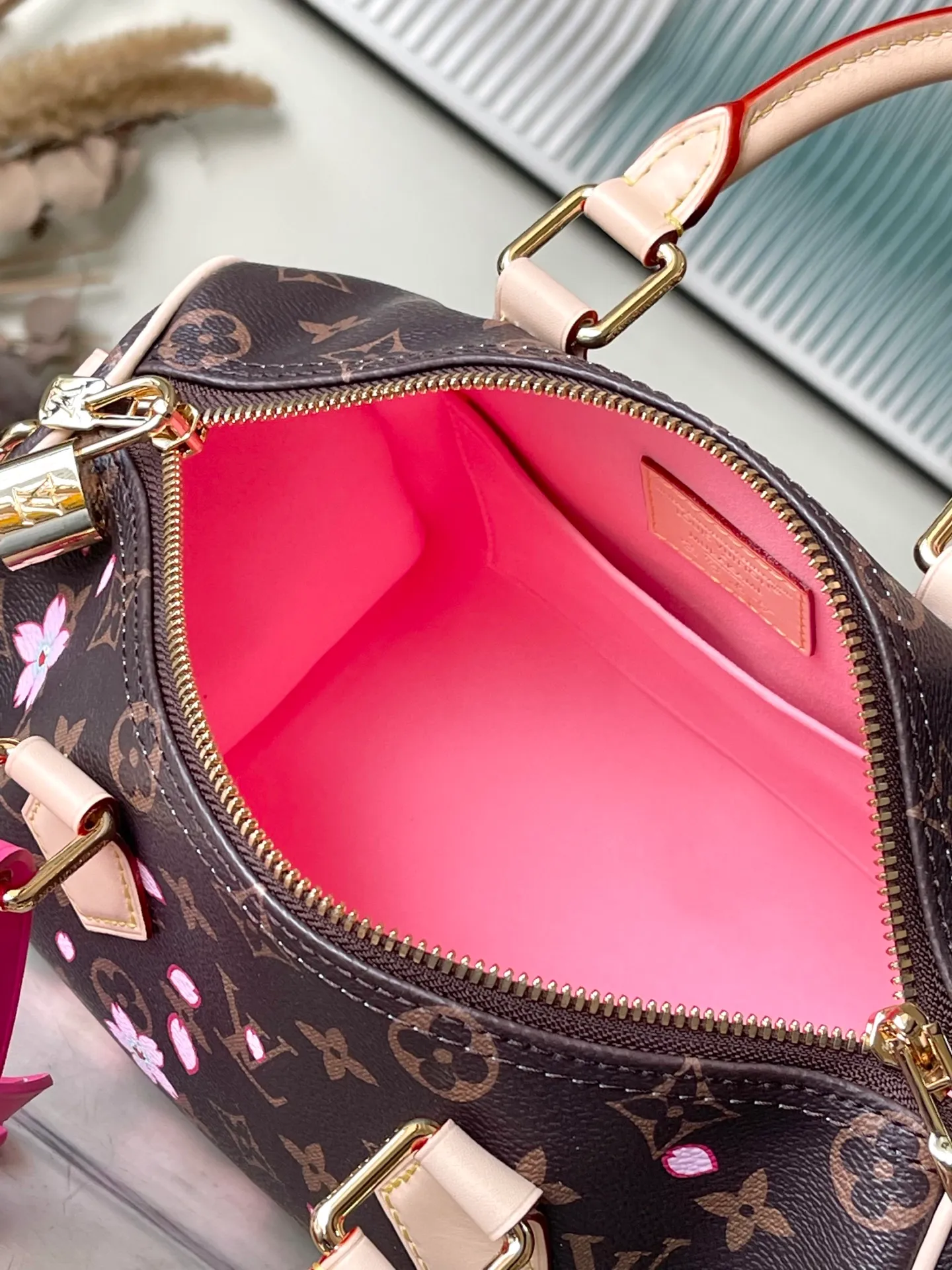 💰1000 Top Original Order M14174 This Speedy Bandouliere 25 handbag comes from the Louis Vuitton×Takashi Murakami replica series. The brand's classic Monogram coating is integrated into Takashi Murakami's clever Cherry Blossom pattern, and the same elements are continued into the removable bag decoration. Toron handles constructed of cow leather and a removable leather shoulder strap, double zippers and padlock keep personal belongings safe and secure. Dimensions: 25 × 19 × 15 cm
