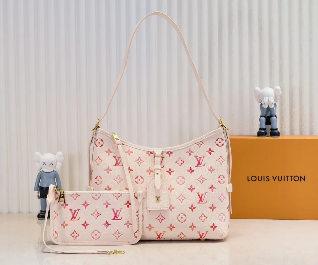 Batch 300💰M46289 M24652 This small CarryAll handbag is made of Monogram Empreinte leather, with a soft and close-fitting structure that exudes a bright style. Gradient watercolor-style LV lettering and Monogram flowers add colorful details, and the detachable and adjustable shoulder strap makes it comfortable to carry. Size: 29.5x24x15cm