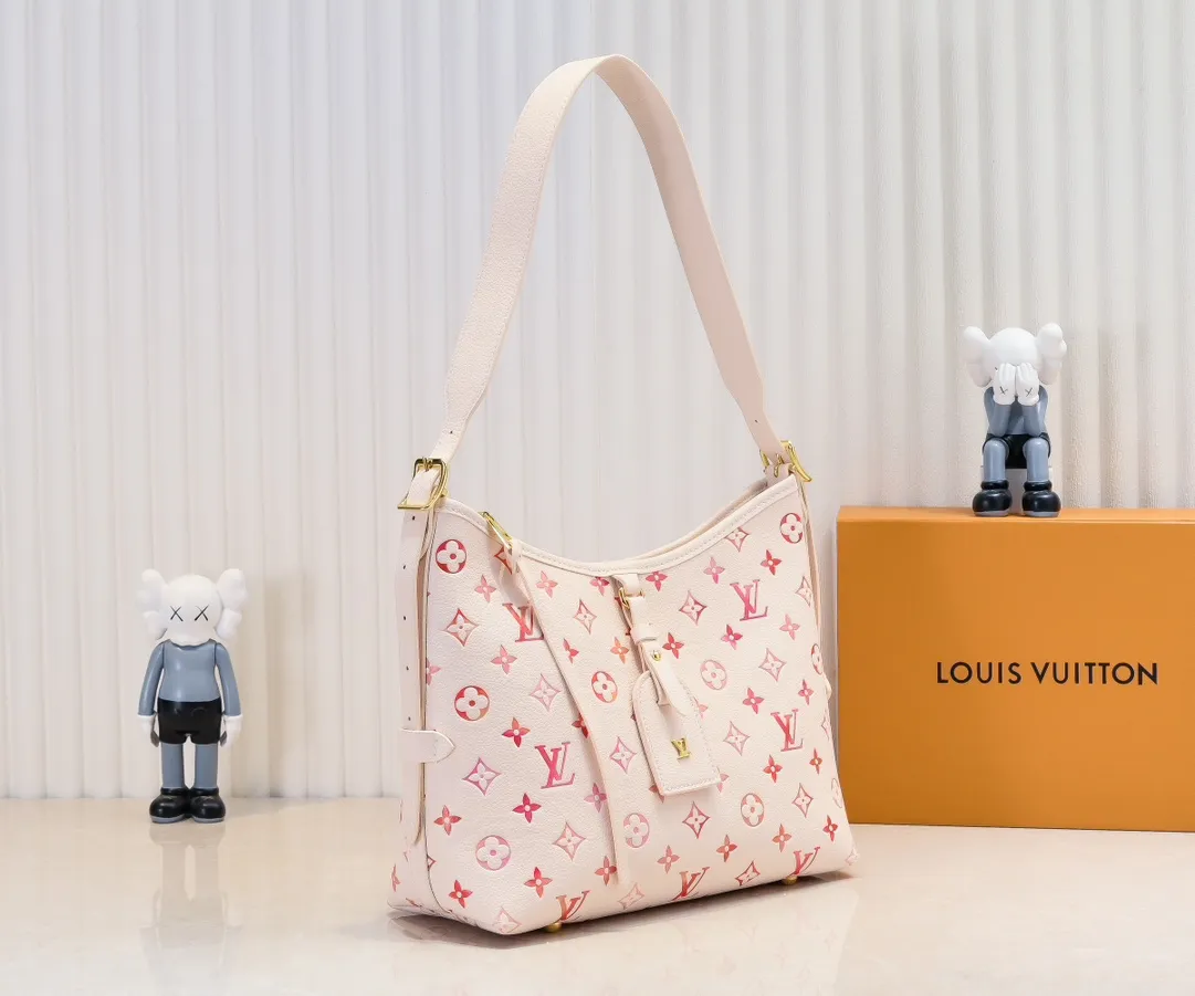 Batch 300💰M46289 M24652 This small CarryAll handbag is made of Monogram Empreinte leather, with a soft and close-fitting structure that exudes a bright style. Gradient watercolor-style LV lettering and Monogram flowers add colorful details, and the detachable and adjustable shoulder strap makes it comfortable to carry. Size: 29.5x24x15cm