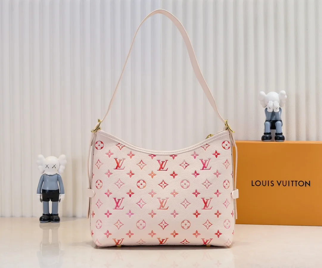 Batch 300💰M46289 M24652 This small CarryAll handbag is made of Monogram Empreinte leather, with a soft and close-fitting structure that exudes a bright style. Gradient watercolor-style LV lettering and Monogram flowers add colorful details, and the detachable and adjustable shoulder strap makes it comfortable to carry. Size: 29.5x24x15cm