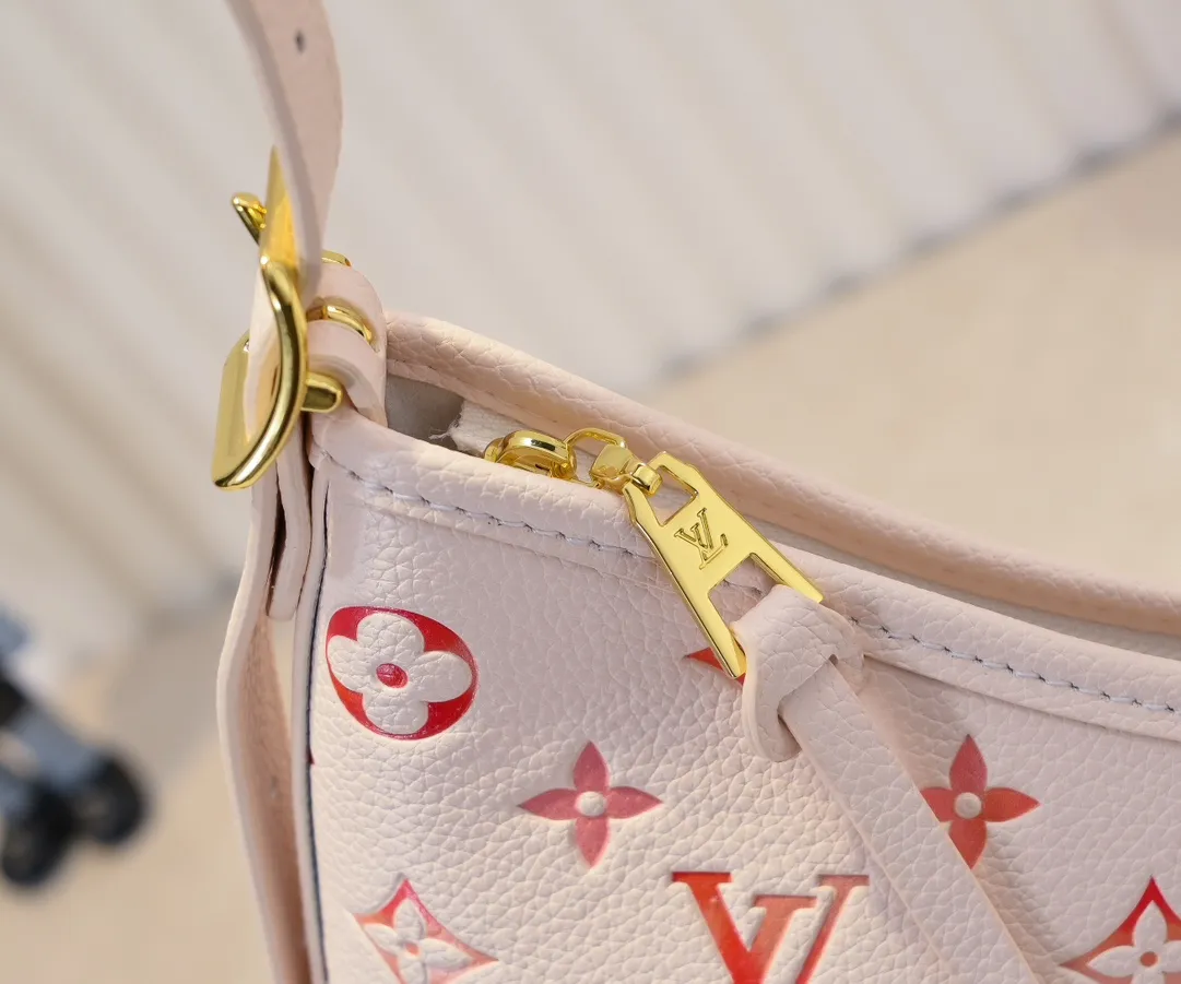 Batch 300💰M46289 M24652 This small CarryAll handbag is made of Monogram Empreinte leather, with a soft and close-fitting structure that exudes a bright style. Gradient watercolor-style LV lettering and Monogram flowers add colorful details, and the detachable and adjustable shoulder strap makes it comfortable to carry. Size: 29.5x24x15cm