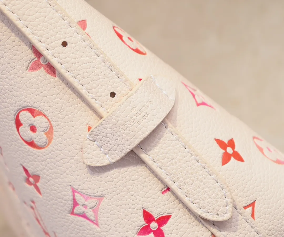Batch 300💰M46289 M24652 This small CarryAll handbag is made of Monogram Empreinte leather, with a soft and close-fitting structure that exudes a bright style. Gradient watercolor-style LV lettering and Monogram flowers add colorful details, and the detachable and adjustable shoulder strap makes it comfortable to carry. Size: 29.5x24x15cm