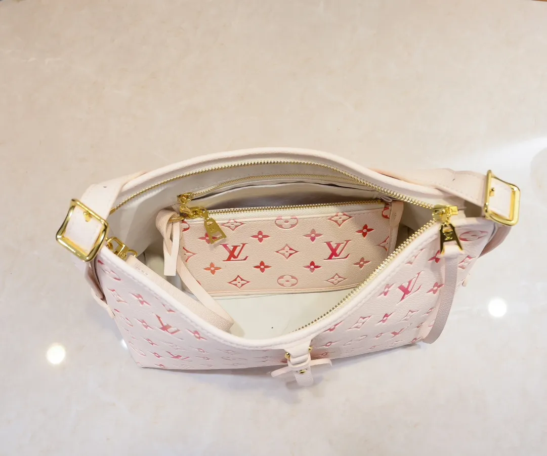 Batch 300💰M46289 M24652 This small CarryAll handbag is made of Monogram Empreinte leather, with a soft and close-fitting structure that exudes a bright style. Gradient watercolor-style LV lettering and Monogram flowers add colorful details, and the detachable and adjustable shoulder strap makes it comfortable to carry. Size: 29.5x24x15cm