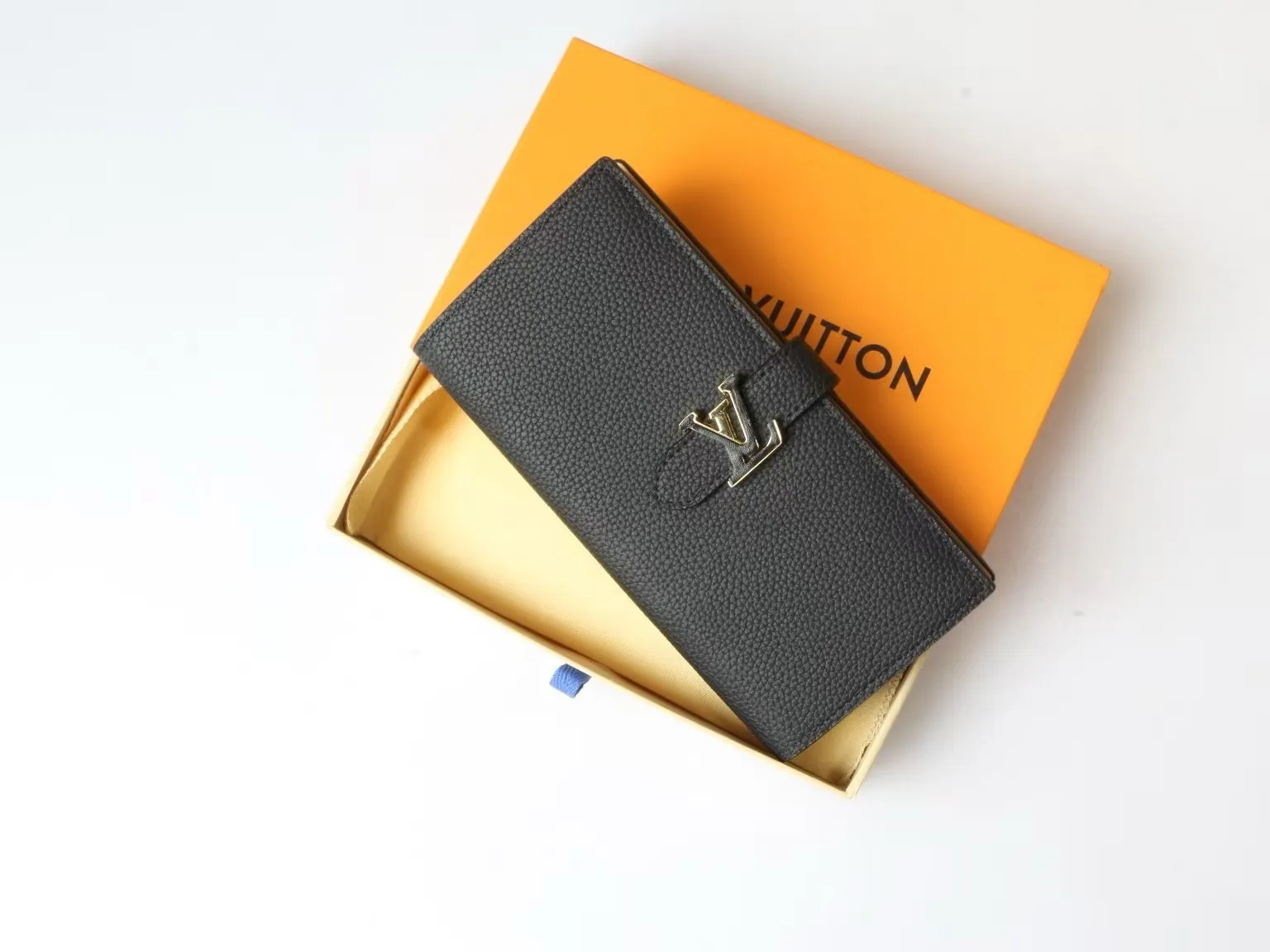 P150 M81367 M81330 LV Vertical Wallet crafted from soft grained Taurillon leather for an elegant look. The contrast-lined interior features eight card slots, a zippered coin pocket and a large "V" slot for tickets and banknotes. The unique slide buckle features the LV initials, inspired by the iconic Capucines bag. Size: 10*19*1.7cm202595