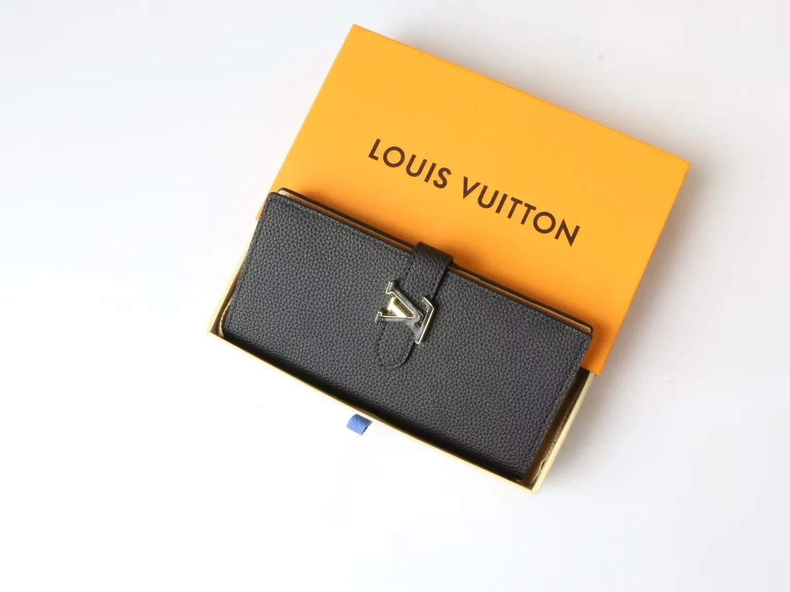 P150 M81367 M81330 LV Vertical Wallet crafted from soft grained Taurillon leather for an elegant look. The contrast-lined interior features eight card slots, a zippered coin pocket and a large "V" slot for tickets and banknotes. The unique slide buckle features the LV initials, inspired by the iconic Capucines bag. Size: 10*19*1.7cm202595