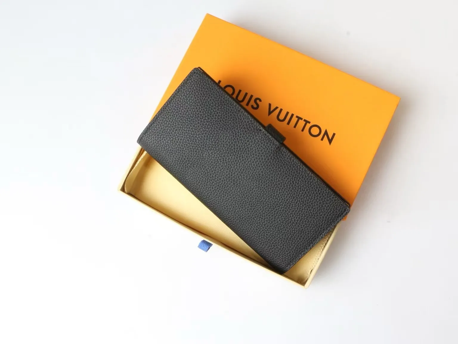 P150 M81367 M81330 LV Vertical Wallet crafted from soft grained Taurillon leather for an elegant look. The contrast-lined interior features eight card slots, a zippered coin pocket and a large "V" slot for tickets and banknotes. The unique slide buckle features the LV initials, inspired by the iconic Capucines bag. Size: 10*19*1.7cm202595