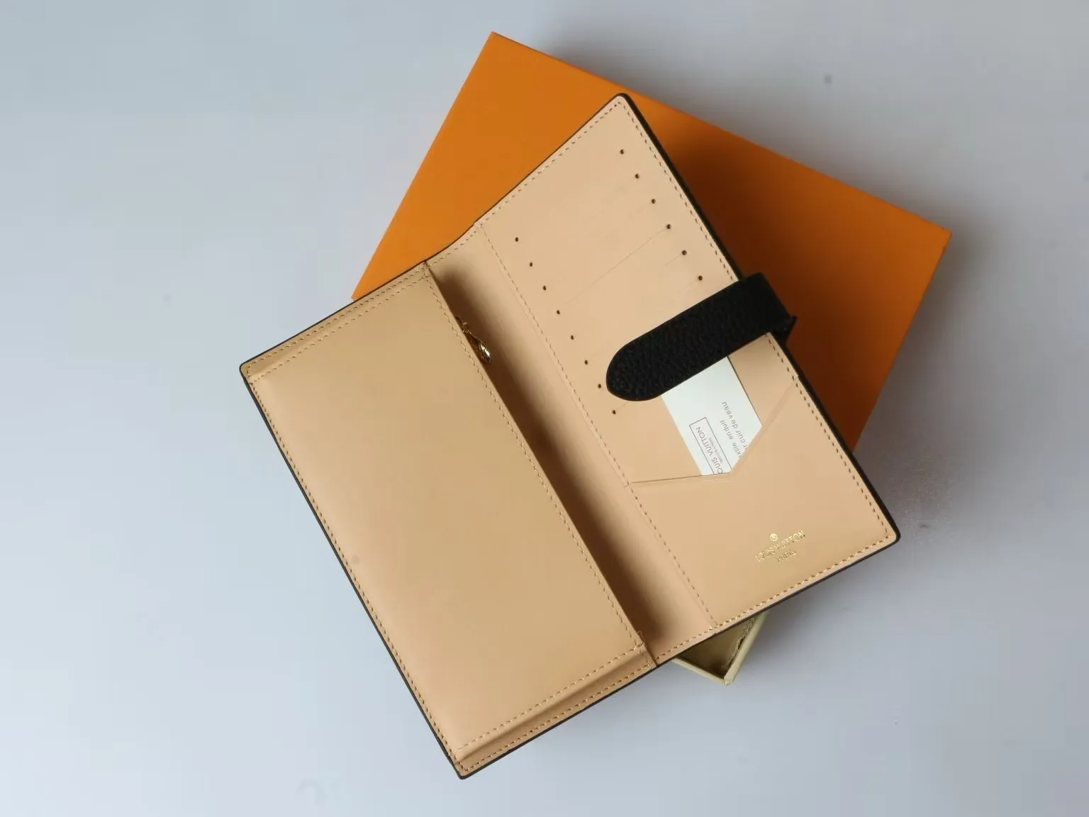 P150 M81367 M81330 LV Vertical Wallet crafted from soft grained Taurillon leather for an elegant look. The contrast-lined interior features eight card slots, a zippered coin pocket and a large "V" slot for tickets and banknotes. The unique slide buckle features the LV initials, inspired by the iconic Capucines bag. Size: 10*19*1.7cm202595
