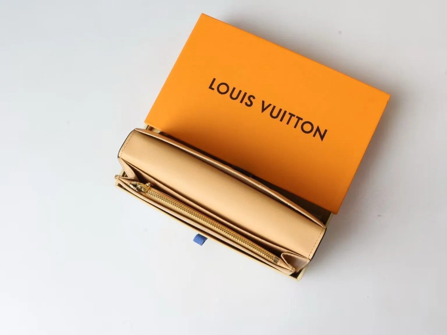 P150 M81367 M81330 LV Vertical Wallet crafted from soft grained Taurillon leather for an elegant look. The contrast-lined interior features eight card slots, a zippered coin pocket and a large "V" slot for tickets and banknotes. The unique slide buckle features the LV initials, inspired by the iconic Capucines bag. Size: 10*19*1.7cm202595