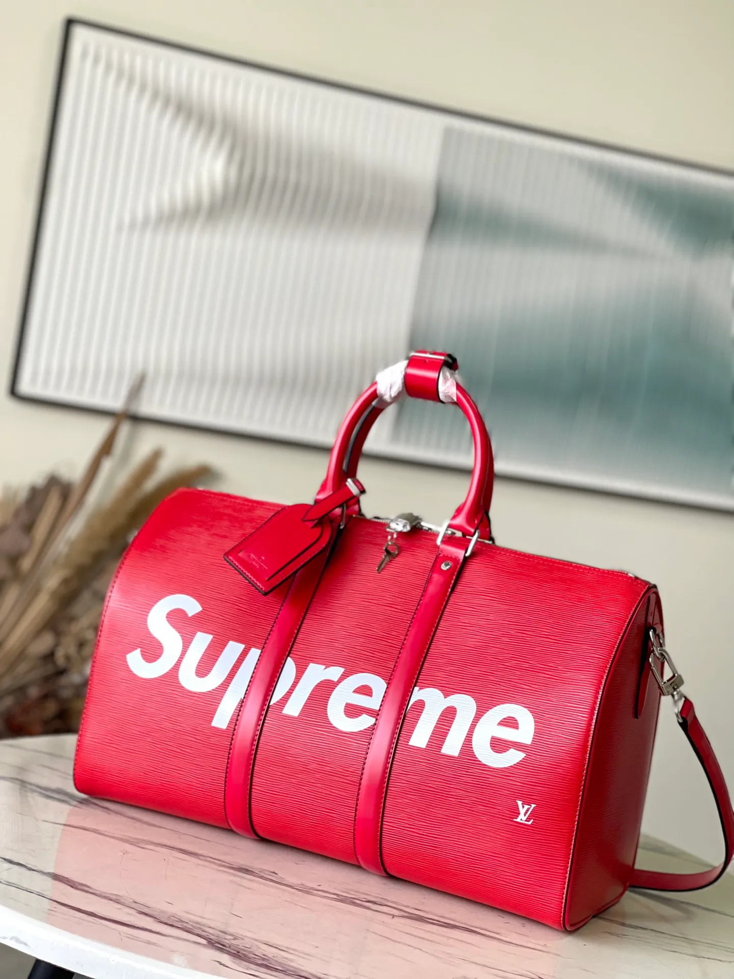 💰1500 (top layer leather) top original order M41418 red Since 1930, the Keepall series of bags has accompanied generations of travelers traveling around the world. Featuring multiple comfortable leather handles, a strap for casual cross-body wear and a shiny padlock, this updated travel bag is the perfect companion for short trips. Dimensions 45.0 x 27.0 x 20.0 cm (length x height x width)