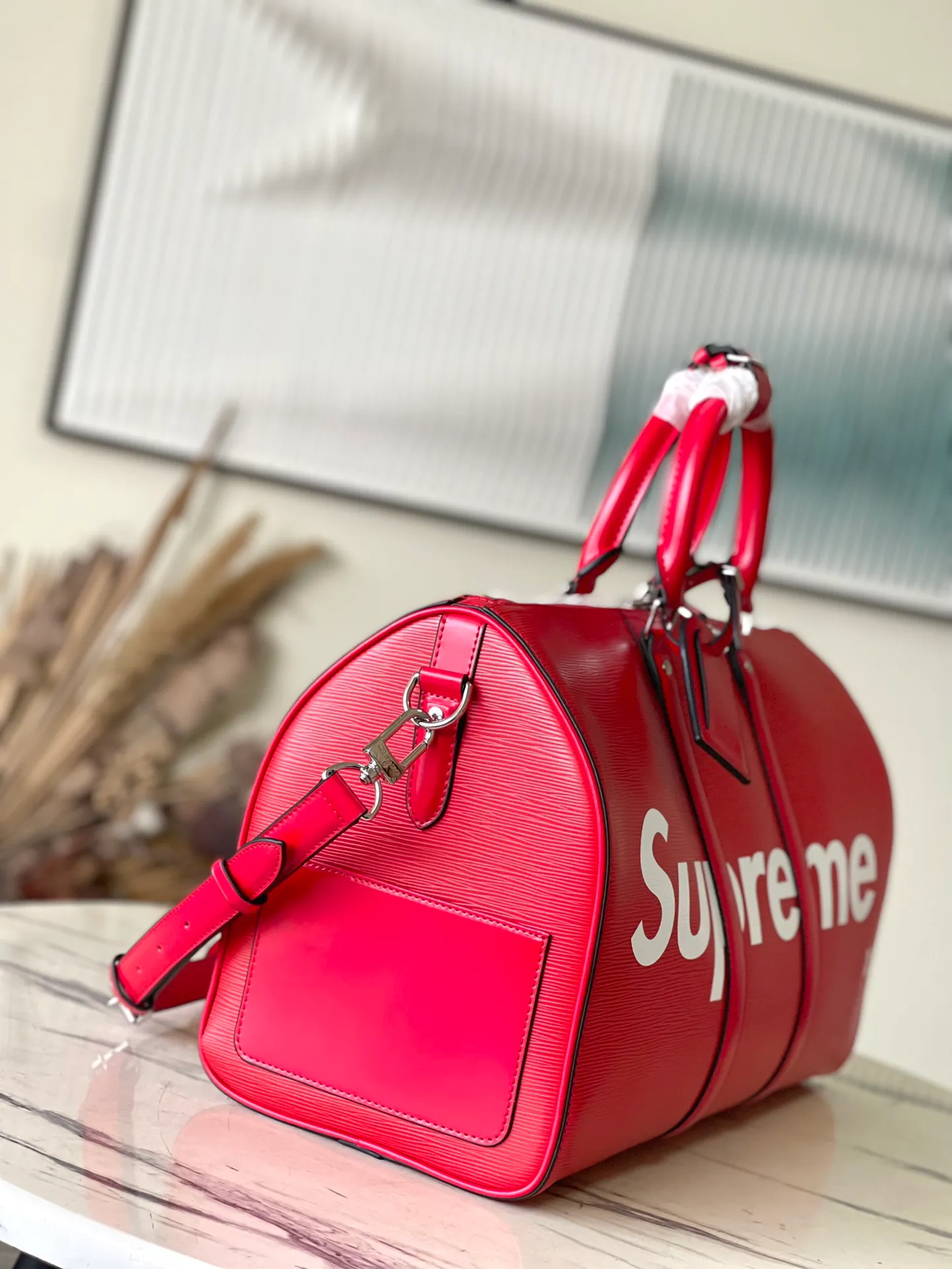 💰1500 (top layer leather) top original order M41418 red Since 1930, the Keepall series of bags has accompanied generations of travelers traveling around the world. Featuring multiple comfortable leather handles, a strap for casual cross-body wear and a shiny padlock, this updated travel bag is the perfect companion for short trips. Dimensions 45.0 x 27.0 x 20.0 cm (length x height x width)