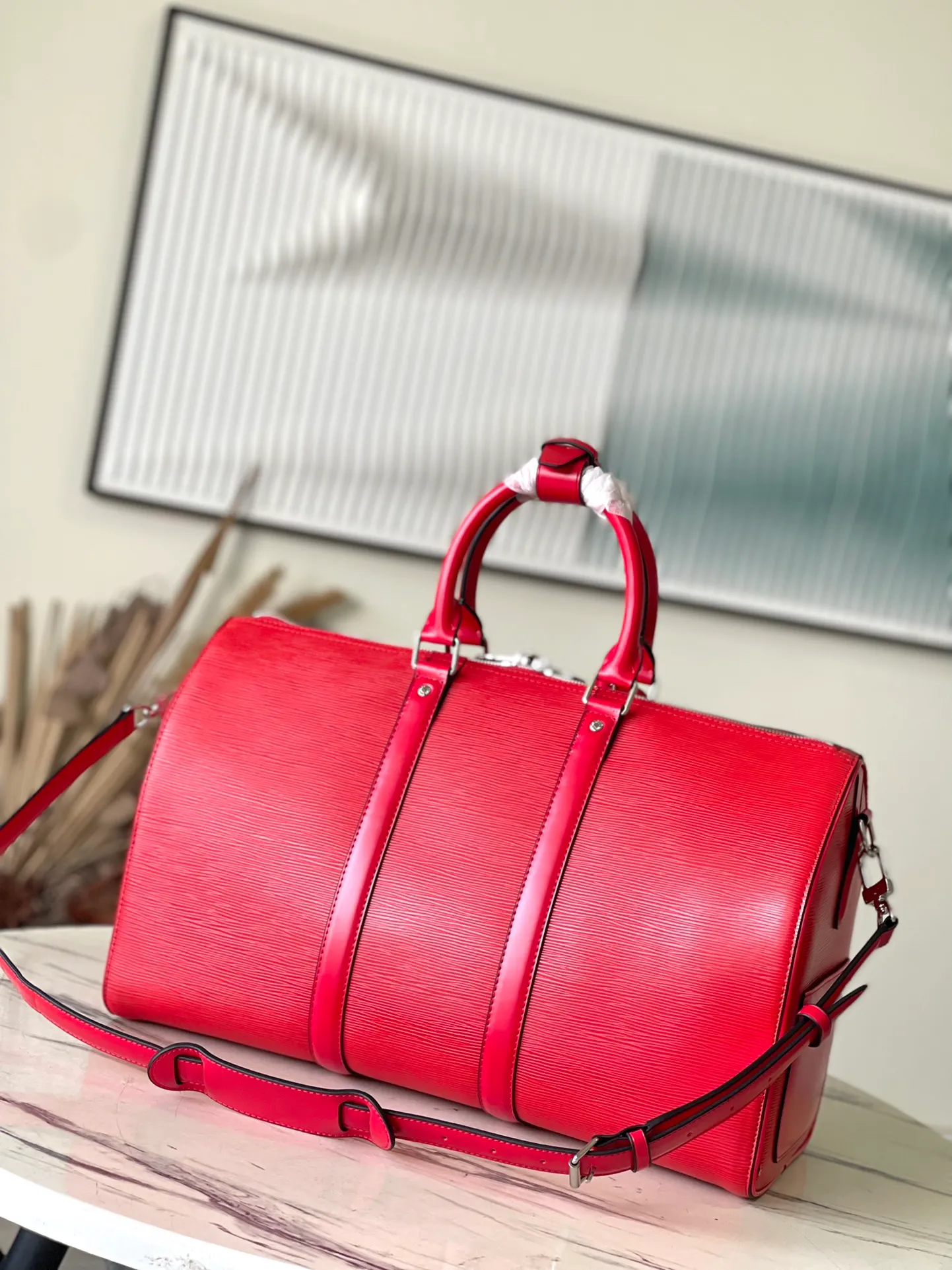 💰1500 (top layer leather) top original order M41418 red Since 1930, the Keepall series of bags has accompanied generations of travelers traveling around the world. Featuring multiple comfortable leather handles, a strap for casual cross-body wear and a shiny padlock, this updated travel bag is the perfect companion for short trips. Dimensions 45.0 x 27.0 x 20.0 cm (length x height x width)