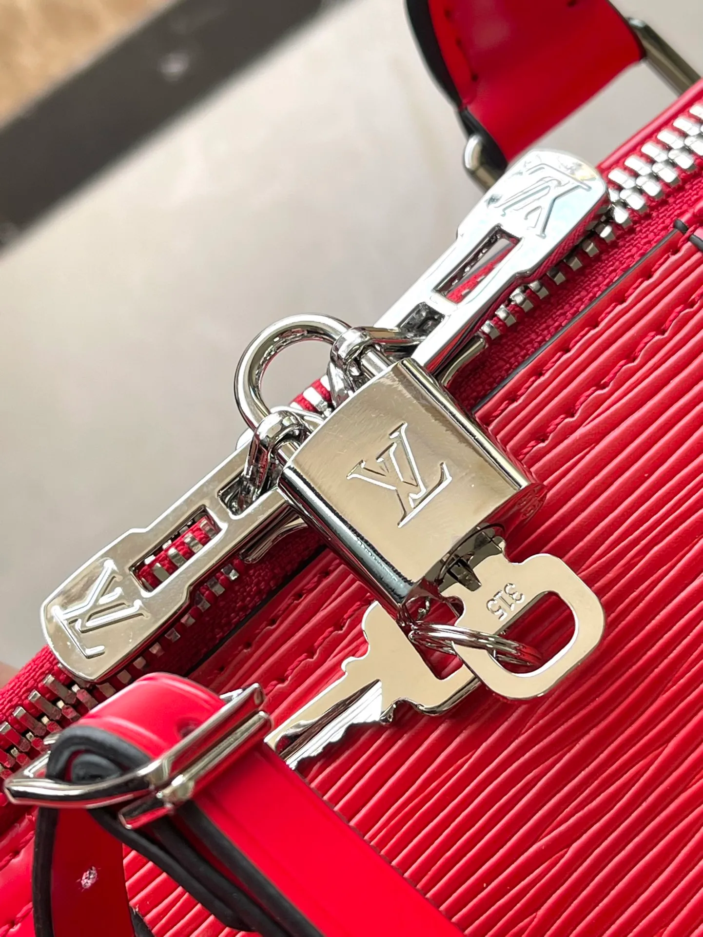 💰1500 (top layer leather) top original order M41418 red Since 1930, the Keepall series of bags has accompanied generations of travelers traveling around the world. Featuring multiple comfortable leather handles, a strap for casual cross-body wear and a shiny padlock, this updated travel bag is the perfect companion for short trips. Dimensions 45.0 x 27.0 x 20.0 cm (length x height x width)