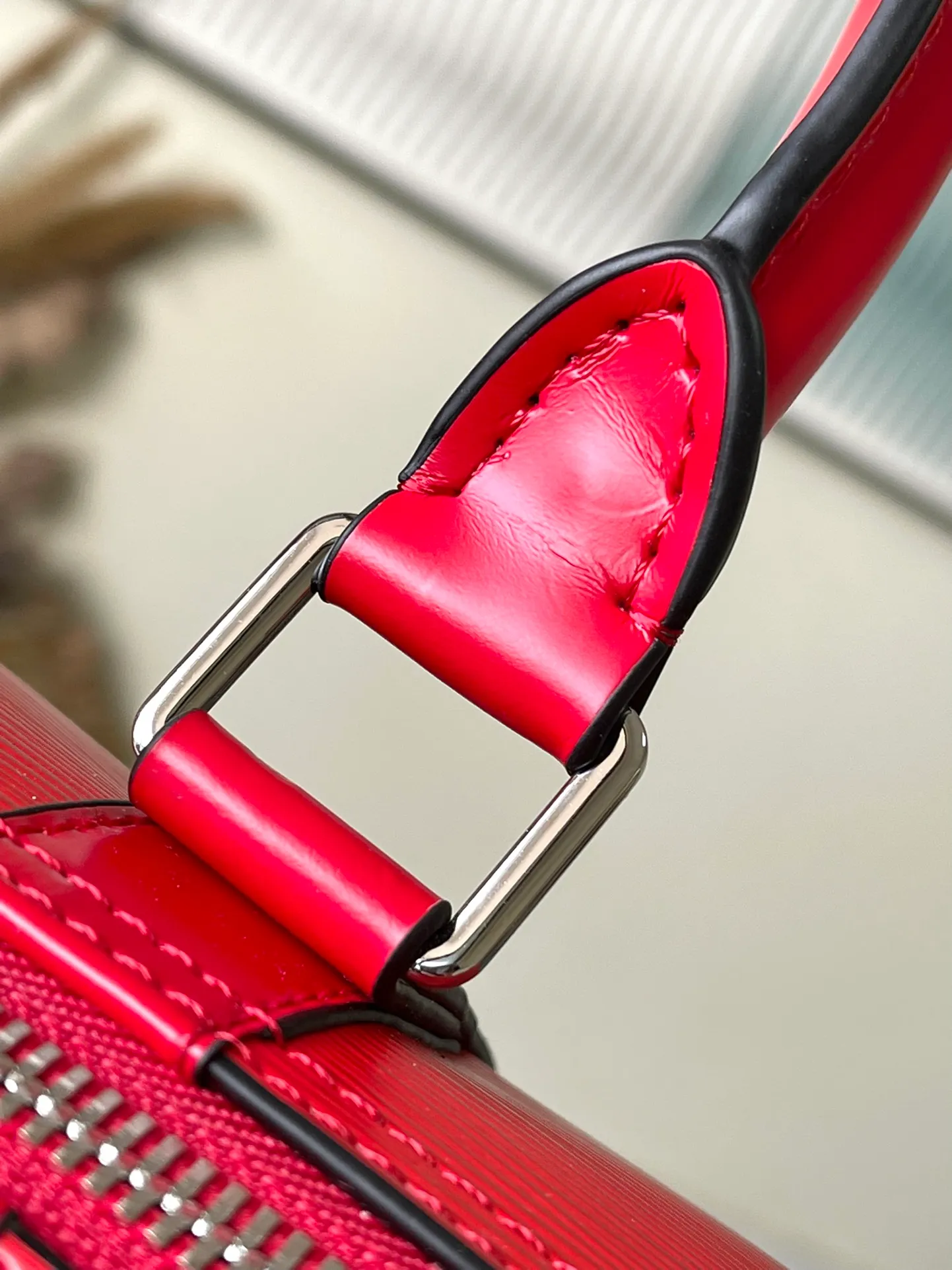 💰1500 (top layer leather) top original order M41418 red Since 1930, the Keepall series of bags has accompanied generations of travelers traveling around the world. Featuring multiple comfortable leather handles, a strap for casual cross-body wear and a shiny padlock, this updated travel bag is the perfect companion for short trips. Dimensions 45.0 x 27.0 x 20.0 cm (length x height x width)