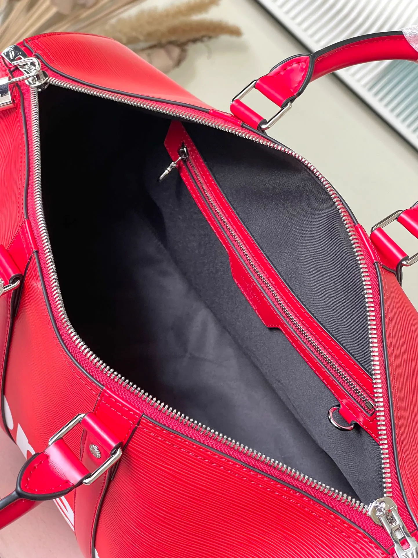 💰1500 (top layer leather) top original order M41418 red Since 1930, the Keepall series of bags has accompanied generations of travelers traveling around the world. Featuring multiple comfortable leather handles, a strap for casual cross-body wear and a shiny padlock, this updated travel bag is the perfect companion for short trips. Dimensions 45.0 x 27.0 x 20.0 cm (length x height x width)