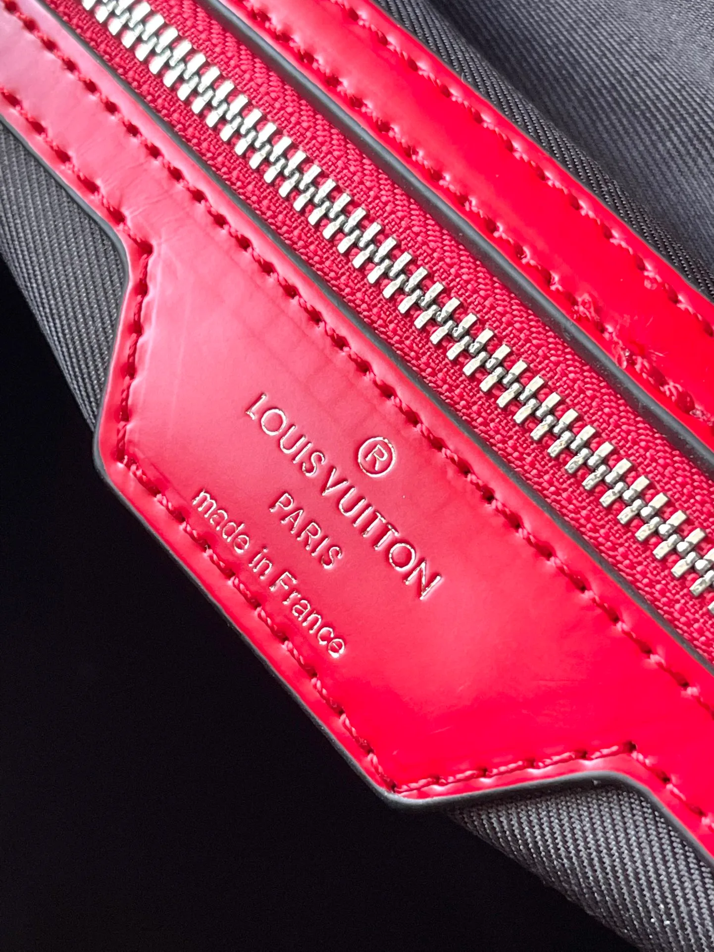 💰1500 (top layer leather) top original order M41418 red Since 1930, the Keepall series of bags has accompanied generations of travelers traveling around the world. Featuring multiple comfortable leather handles, a strap for casual cross-body wear and a shiny padlock, this updated travel bag is the perfect companion for short trips. Dimensions 45.0 x 27.0 x 20.0 cm (length x height x width)