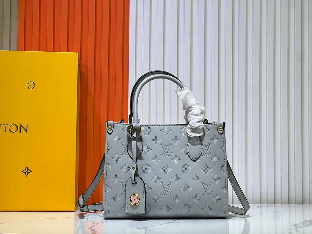 Batch 260💰Upgraded from the original M12465 M12775 M45659 M45607 MM45595 M46531 M45495 This Monogram Ink series OnTheGo medium handbag has a matte texture of smooth cow leather, and the rivet tabs on the corners pay tribute to the brand's classic hard box design. The neat interior has a large zipper pocket for storing banknotes and receipts. Dimensions: 25 x 19x 11 cm (length x height x width)