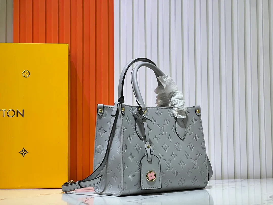 Batch 260💰Upgraded from the original M12465 M12775 M45659 M45607 MM45595 M46531 M45495 This Monogram Ink series OnTheGo medium handbag has a matte texture of smooth cow leather, and the rivet tabs on the corners pay tribute to the brand's classic hard box design. The neat interior has a large zipper pocket for storing banknotes and receipts. Dimensions: 25 x 19x 11 cm (length x height x width)