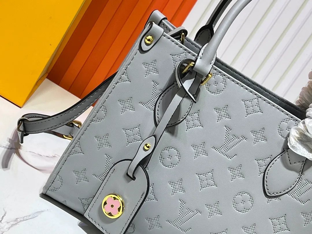 Batch 260💰Upgraded from the original M12465 M12775 M45659 M45607 MM45595 M46531 M45495 This Monogram Ink series OnTheGo medium handbag has a matte texture of smooth cow leather, and the rivet tabs on the corners pay tribute to the brand's classic hard box design. The neat interior has a large zipper pocket for storing banknotes and receipts. Dimensions: 25 x 19x 11 cm (length x height x width)