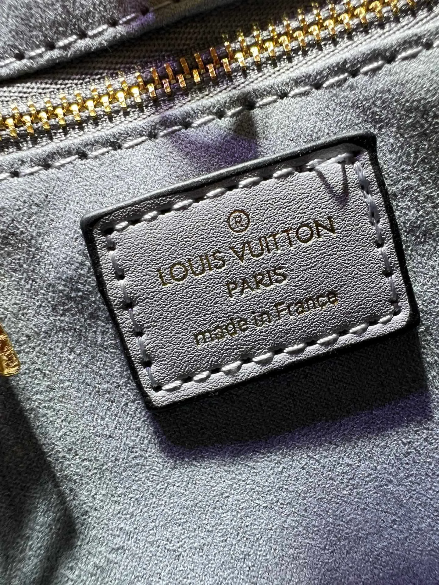 Batch 260💰Upgraded from the original M12465 M12775 M45659 M45607 MM45595 M46531 M45495 This Monogram Ink series OnTheGo medium handbag has a matte texture of smooth cow leather, and the rivet tabs on the corners pay tribute to the brand's classic hard box design. The neat interior has a large zipper pocket for storing banknotes and receipts. Dimensions: 25 x 19x 11 cm (length x height x width)