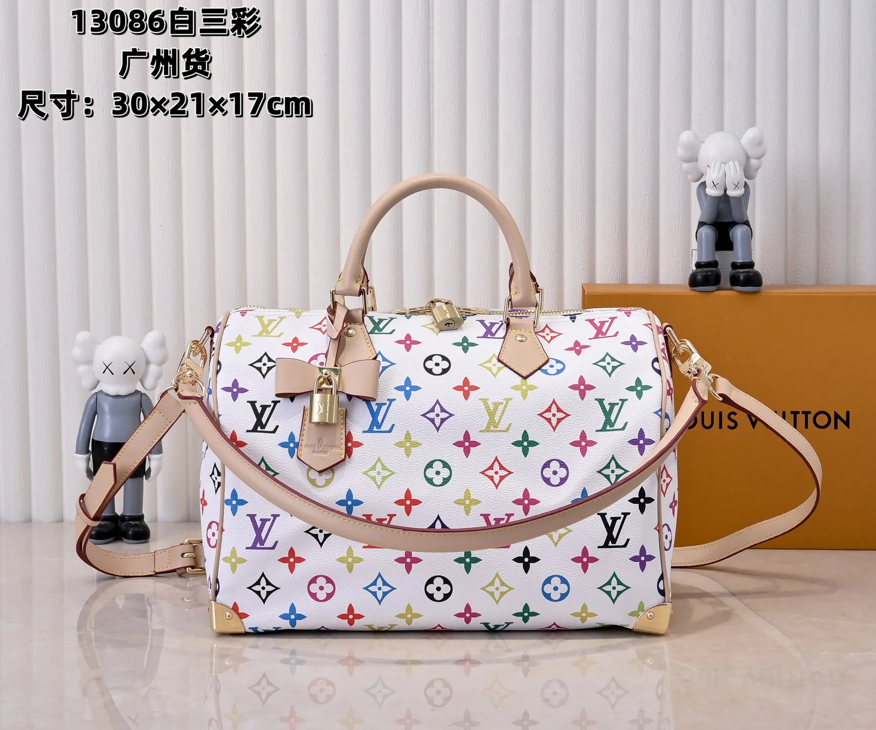 Batch 💰340 Guangzhou goods Model number: M13086 40390 White tricolor Black tricolor Presbyopia This Speedy Bandoulière 30 handbag uses the classic Monogram pattern to render the bright colors of Japanese artist Takashi Murakami. Together with the bow-shaped key bag, it highlights the smart style of the Louis Vuitton x Murakami collaboration series. The Toron handle and detachable and adjustable shoulder strap are fashioned from cow leather, and the dazzling padlock and corners reference the brand's luggage elements. 30 cm
